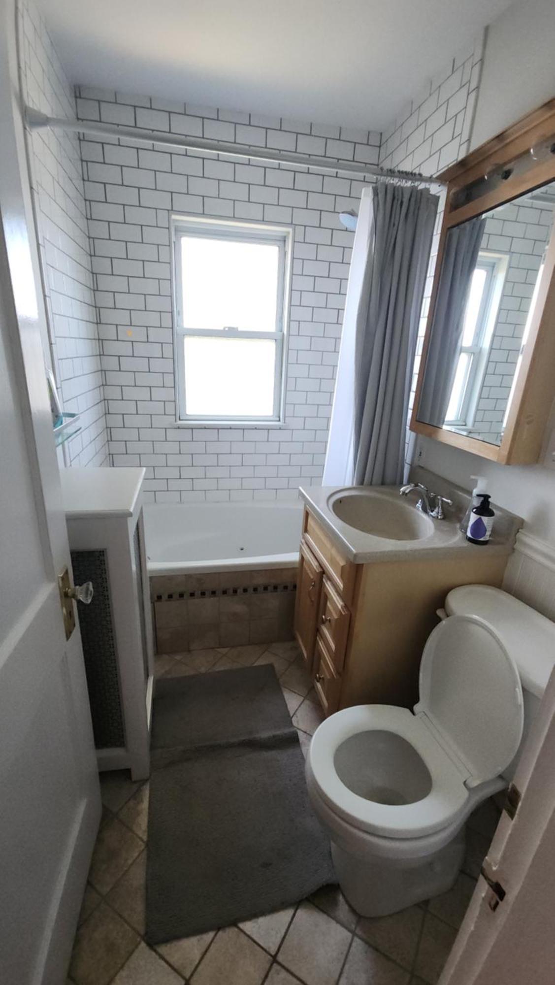 Ultra Convenient Spacious 3 Bedroom Apartment