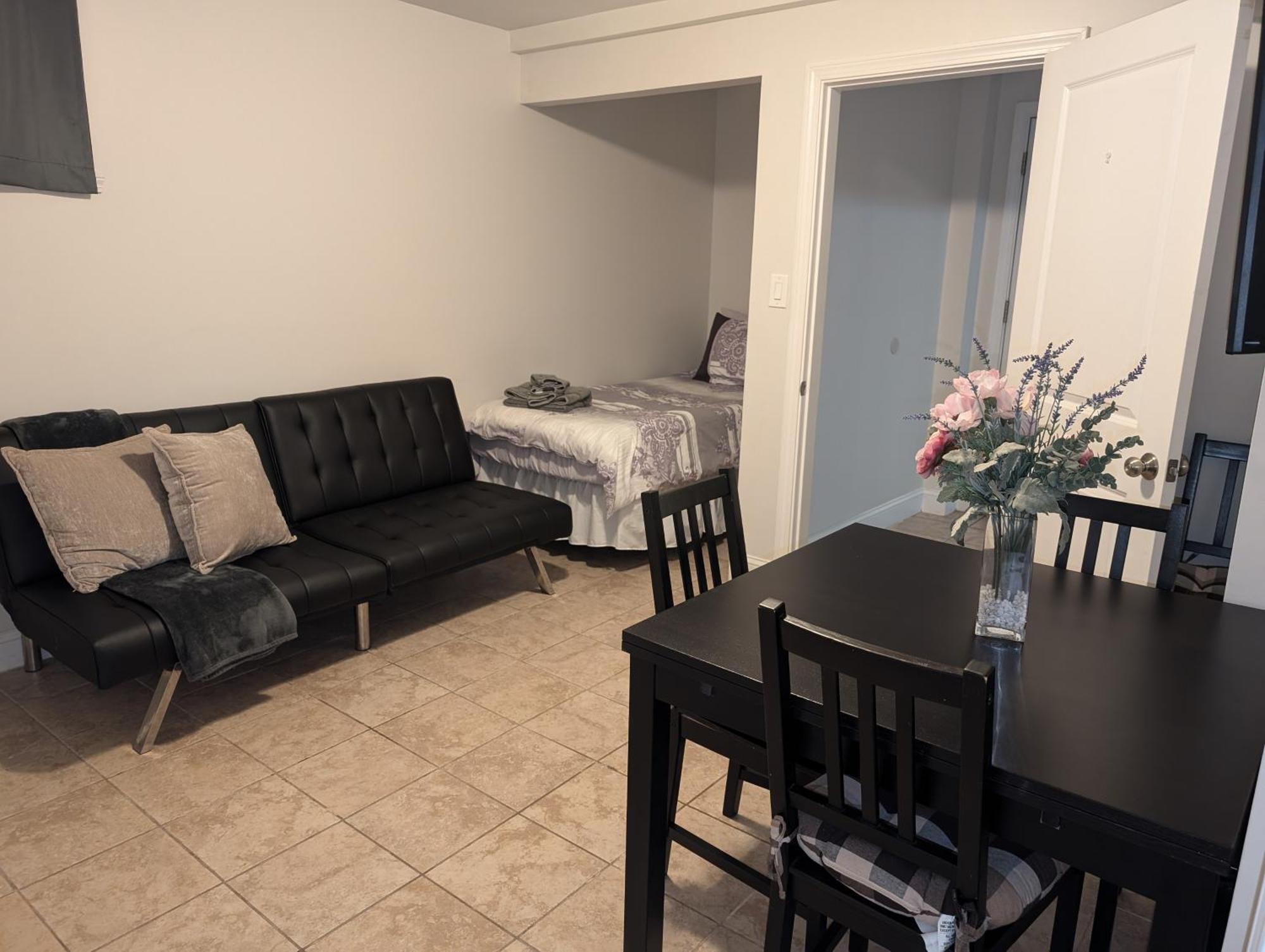 Brighton Sleeps 3 - Steps To Bus Line * Boston