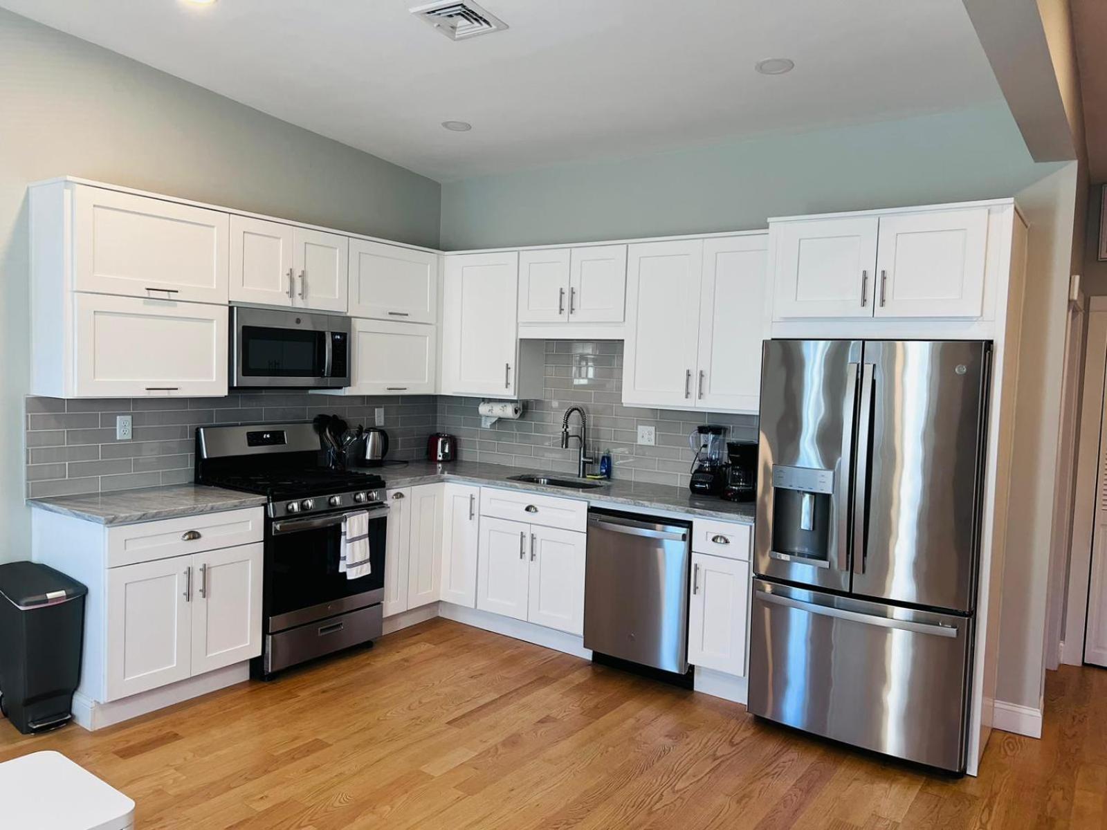 Renovated, 10 Min From The Apartment *