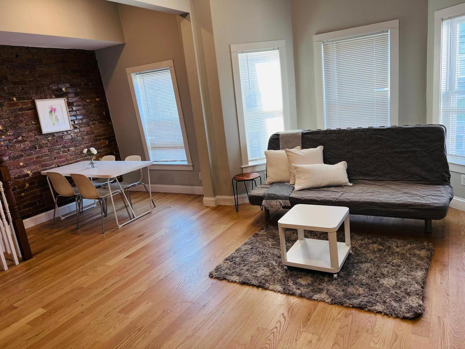 Renovated, 10 Min From The * Boston