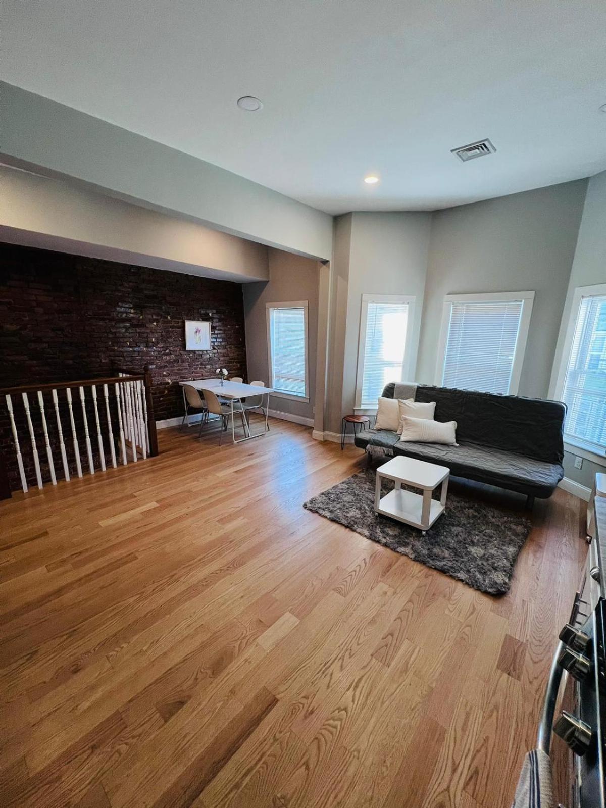 Apartment Renovated, 10 Min From The Boston