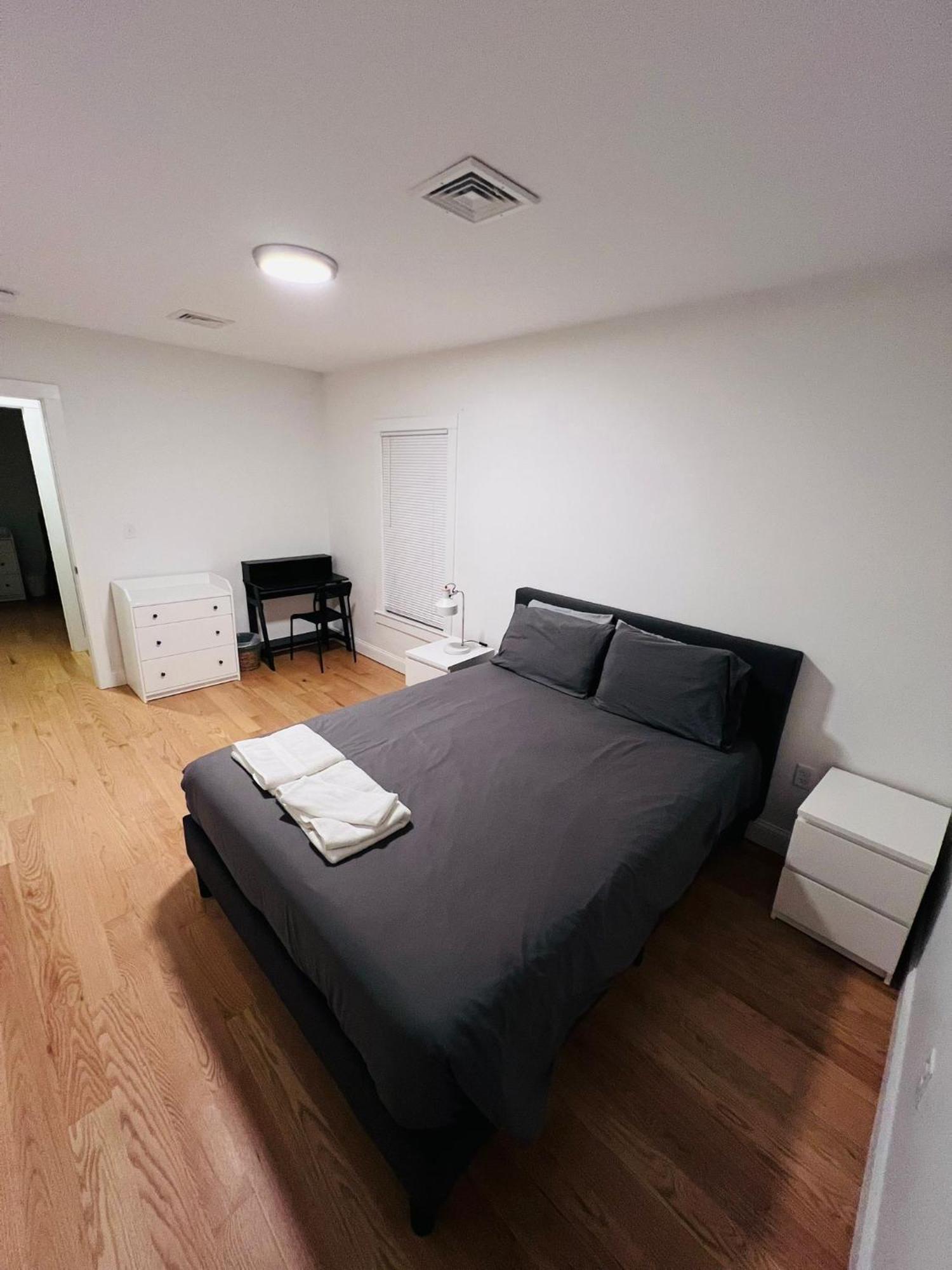 Renovated, 10 Min From The * Boston