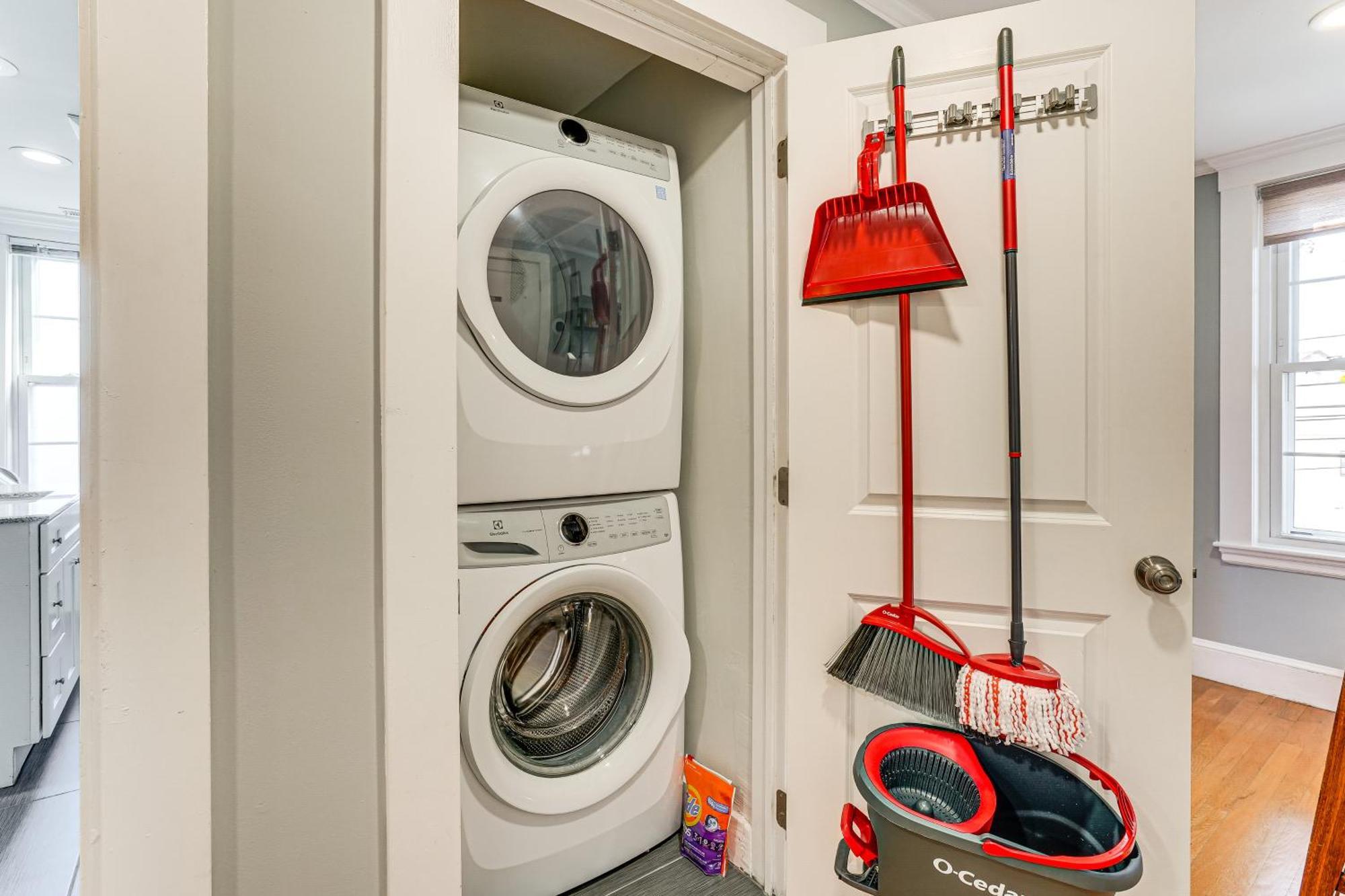 Walk To Constitution Beach: Mid-century Gem Apartment Boston