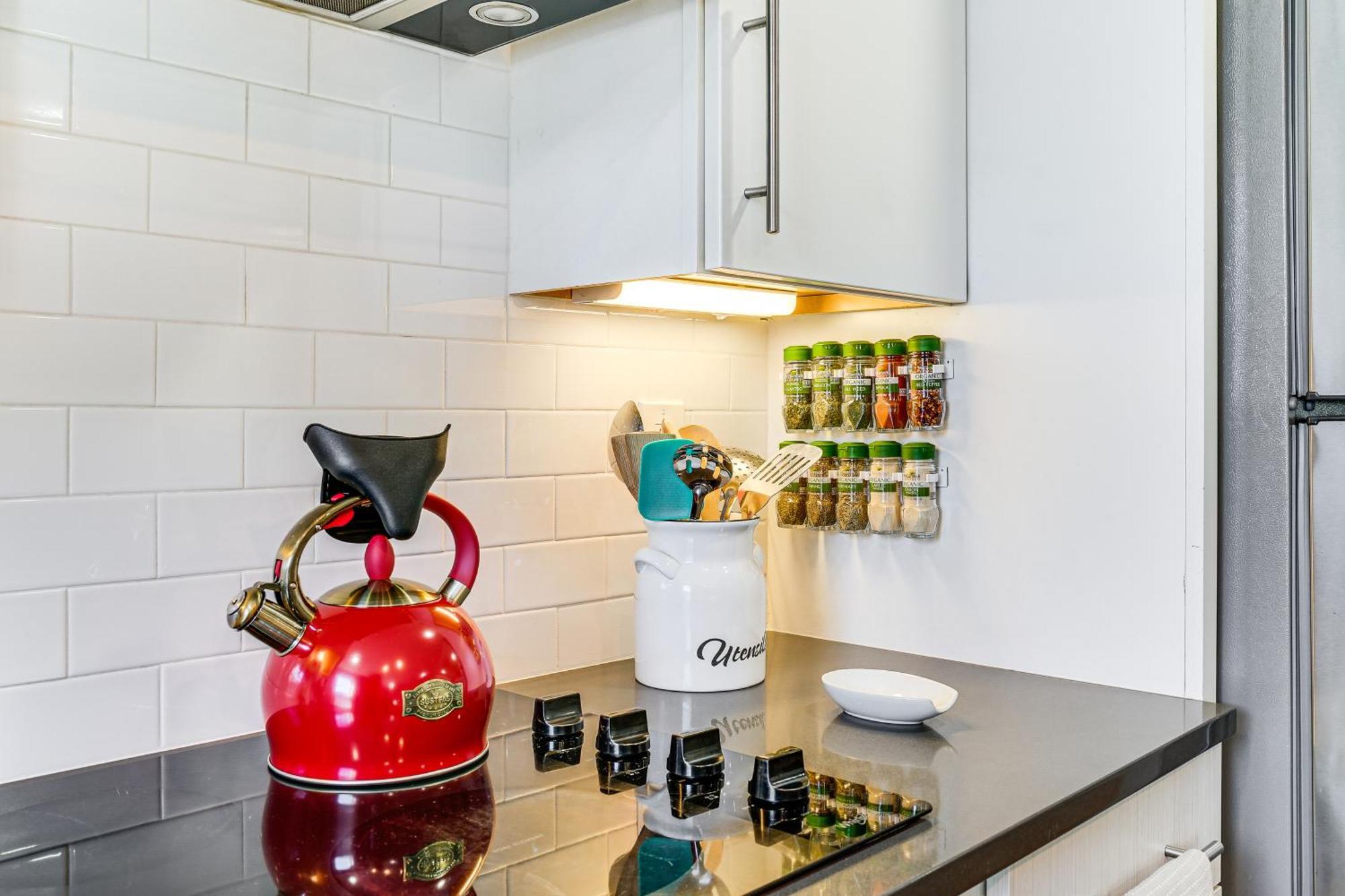 Walk To Constitution Beach: Mid-century Gem Apartment Boston