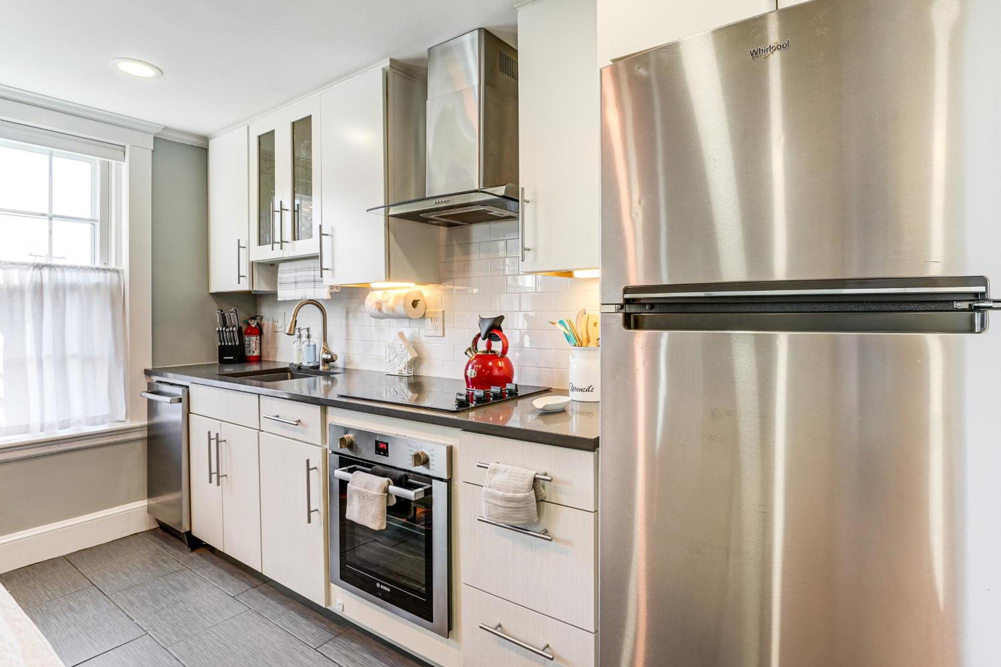 Apartment Walk To Constitution Beach: Mid-century Gem