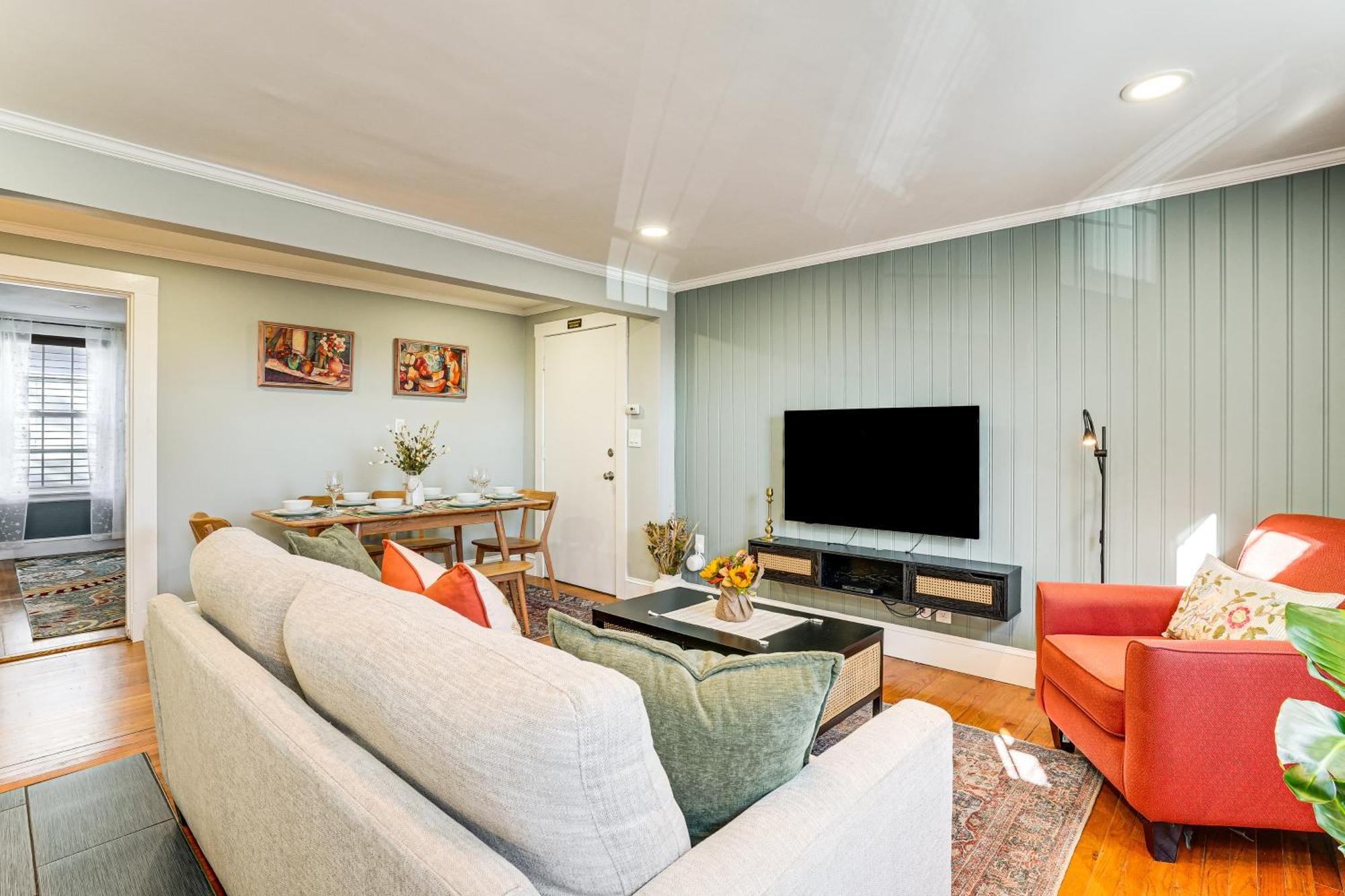 Walk To Constitution Beach: Mid-century Gem Apartment *