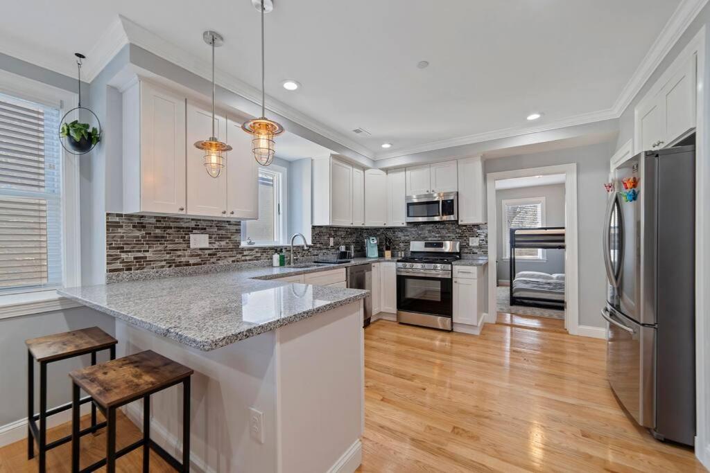 Modern Luxury Steps From Zoo & Golf Course Apartment