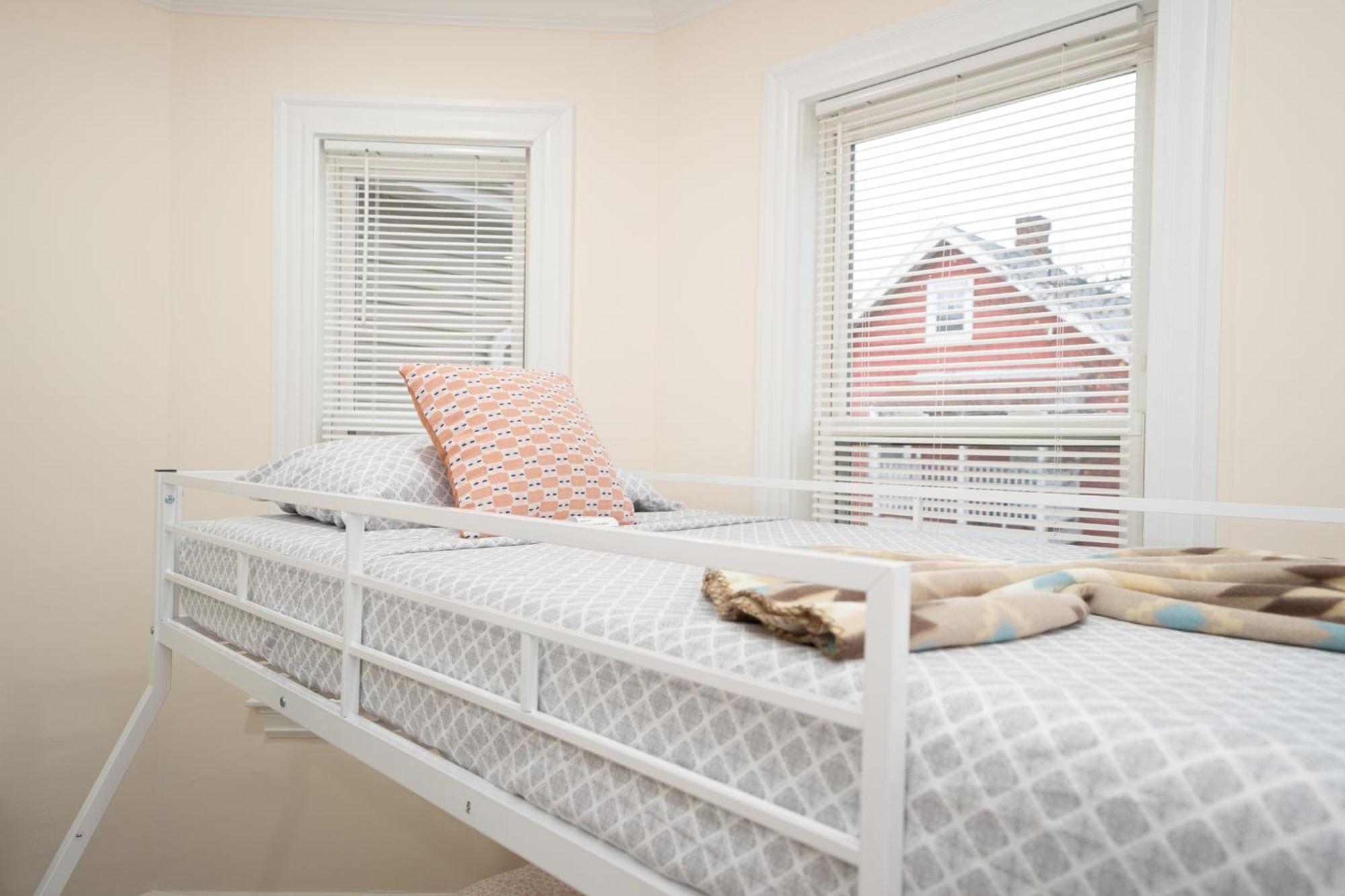 76 Carruth - 4br Cozy And Lovely Apartment *