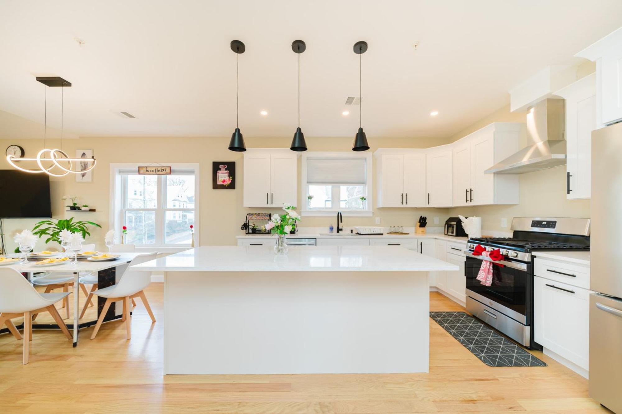 60-3 3br - Sleek Near Franklin Park *