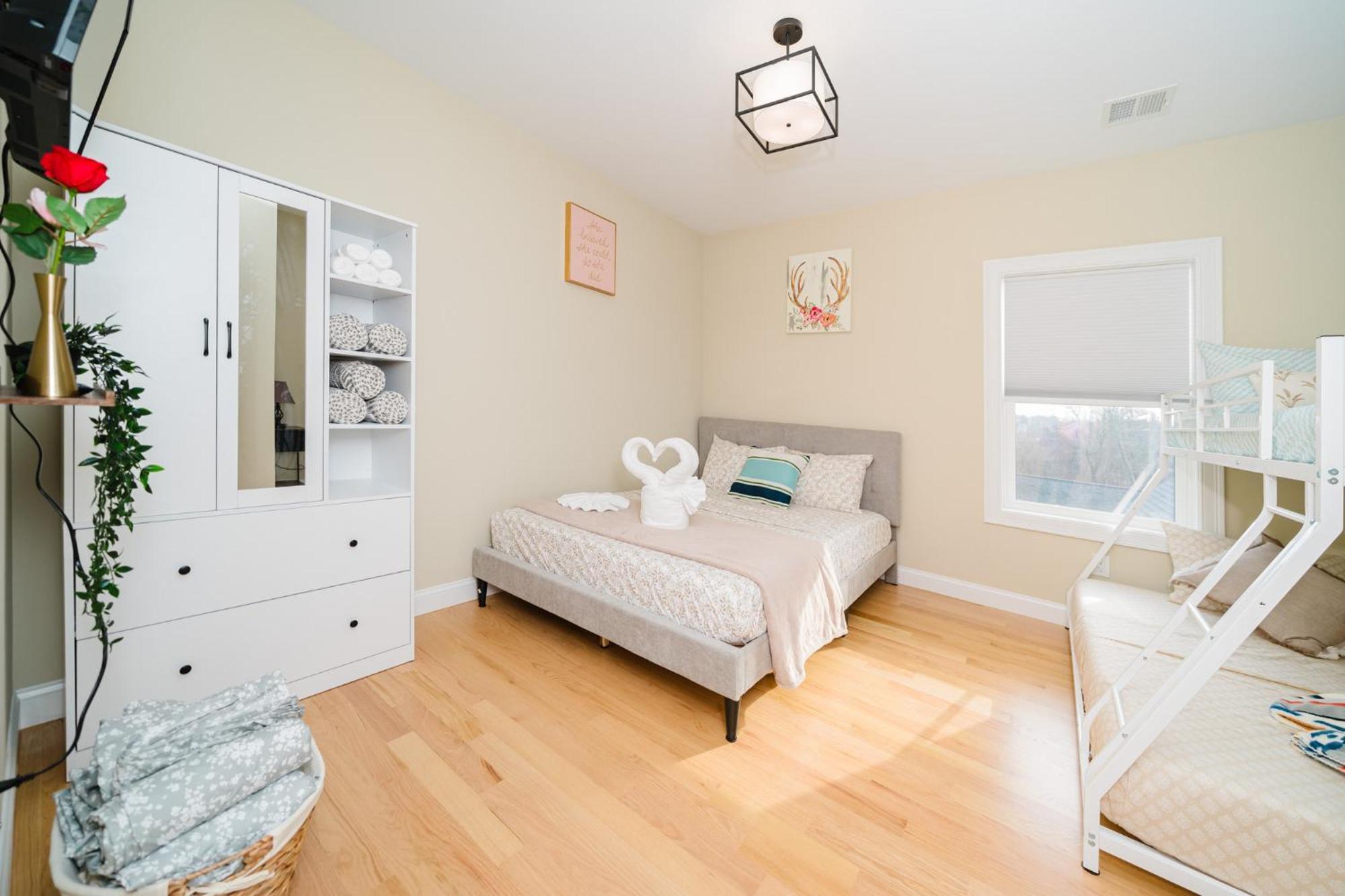 Apartment 60-3 3br - Sleek Near Franklin Park