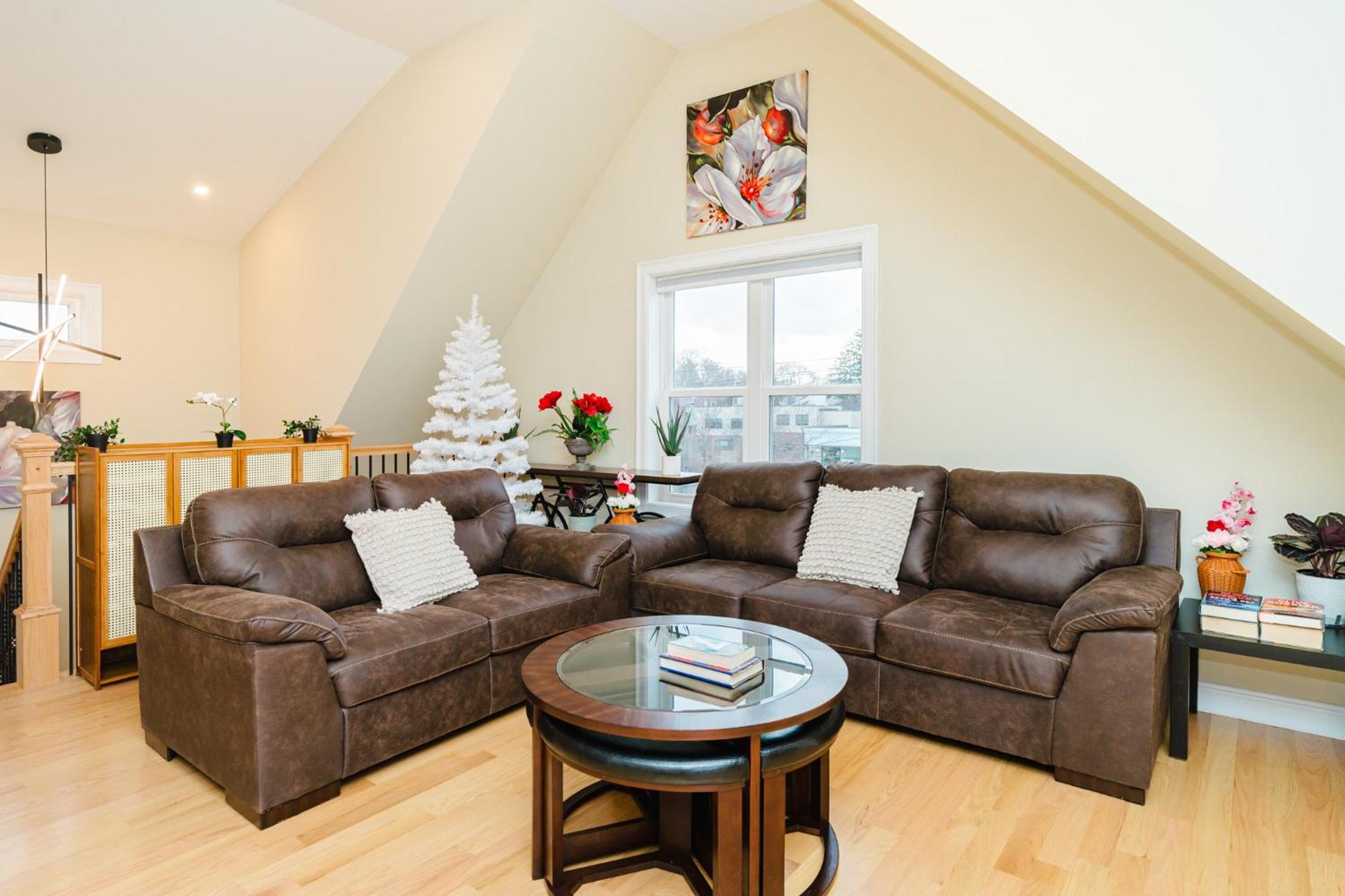 60-3 3br - Sleek Near Franklin Park Apartment *