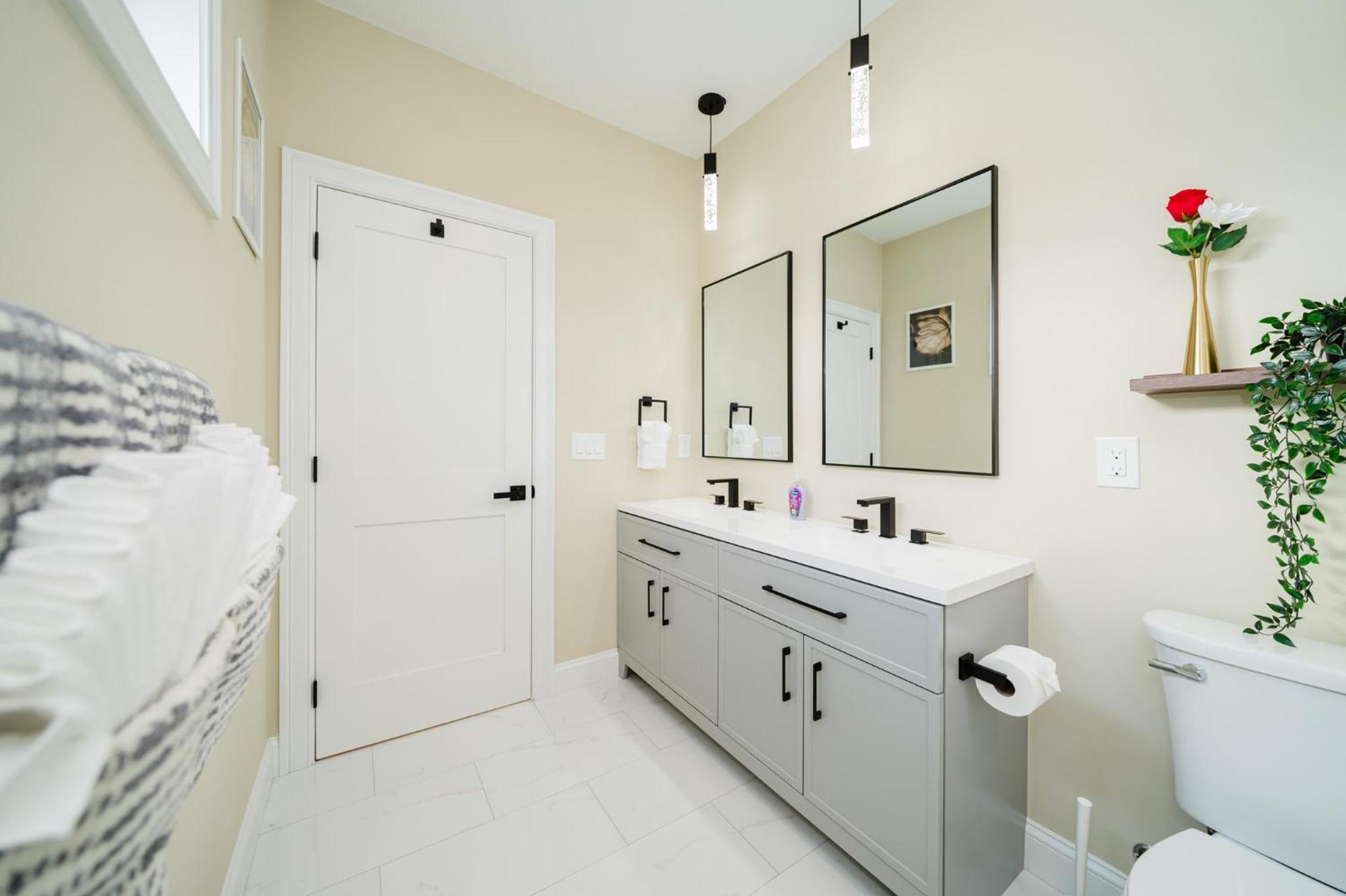 60-3 3br - Sleek Near Franklin Park