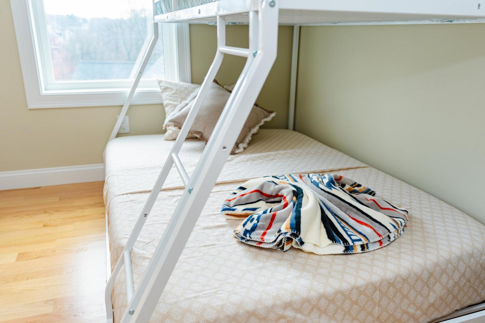 60-3 3br - Sleek Near Franklin Park Apartment