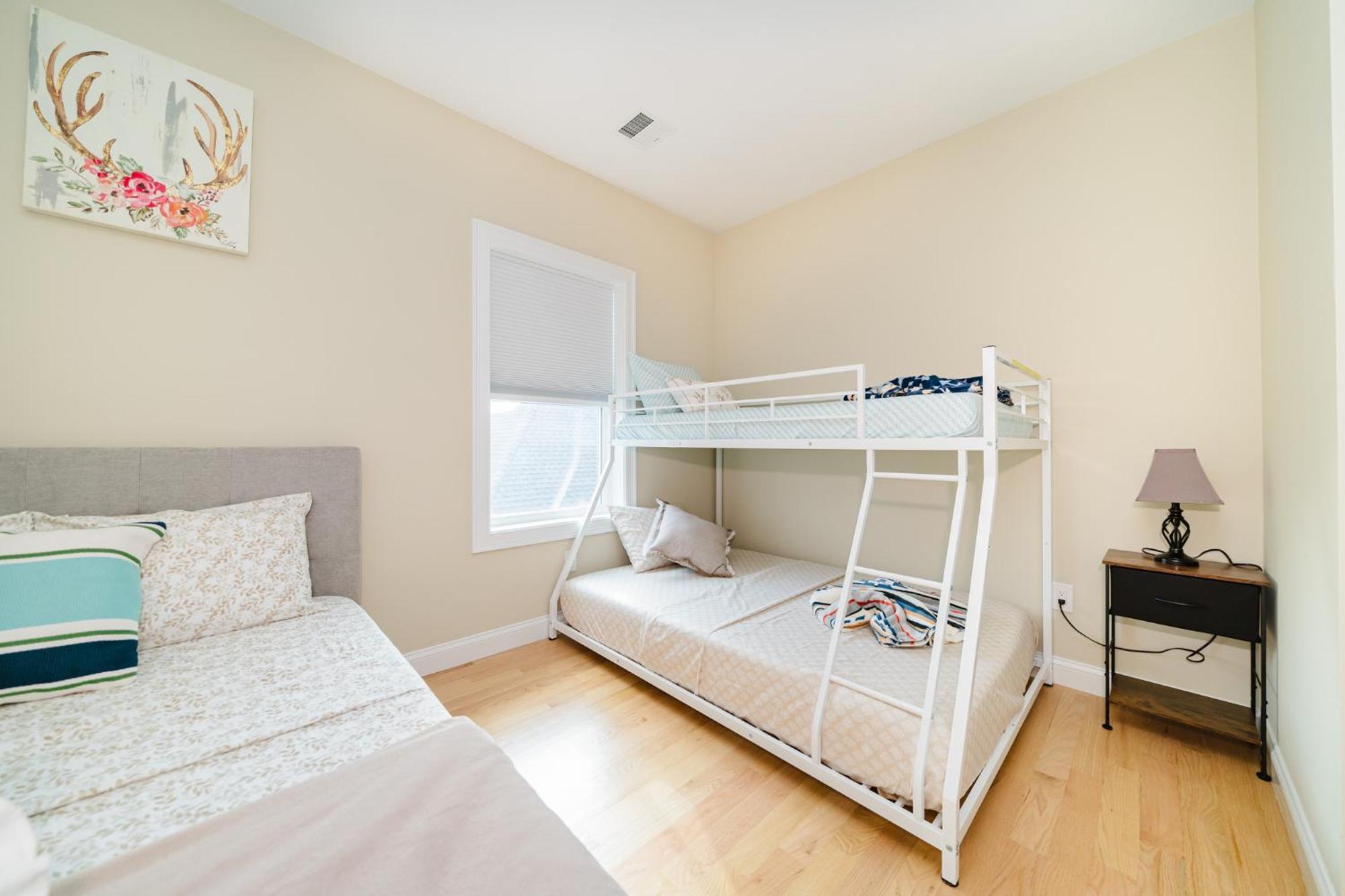 60-3 3br - Sleek Near Franklin Park