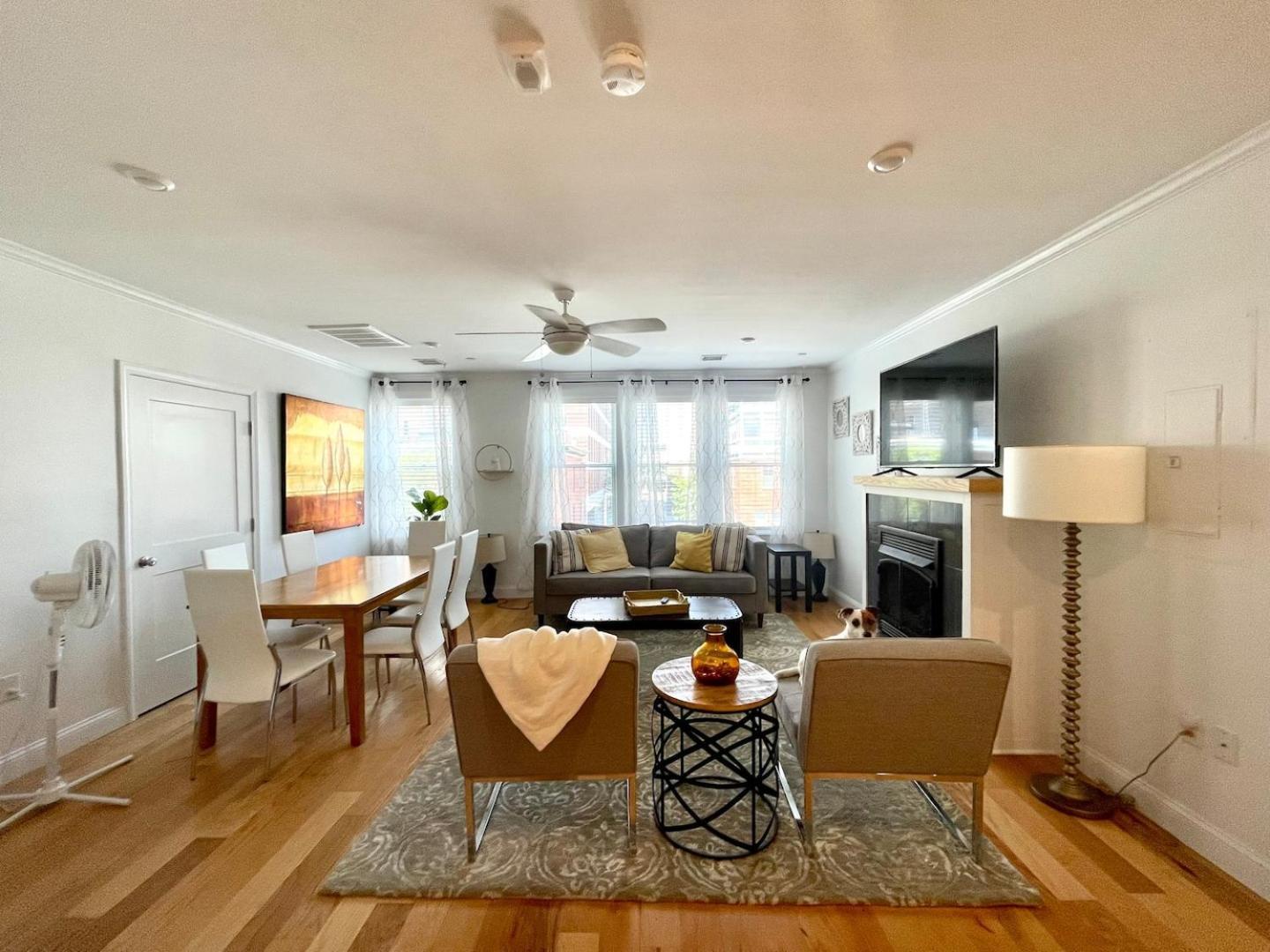 Apartamento Modern 2-bed, 2-bath, Steps To Northeastern Boston