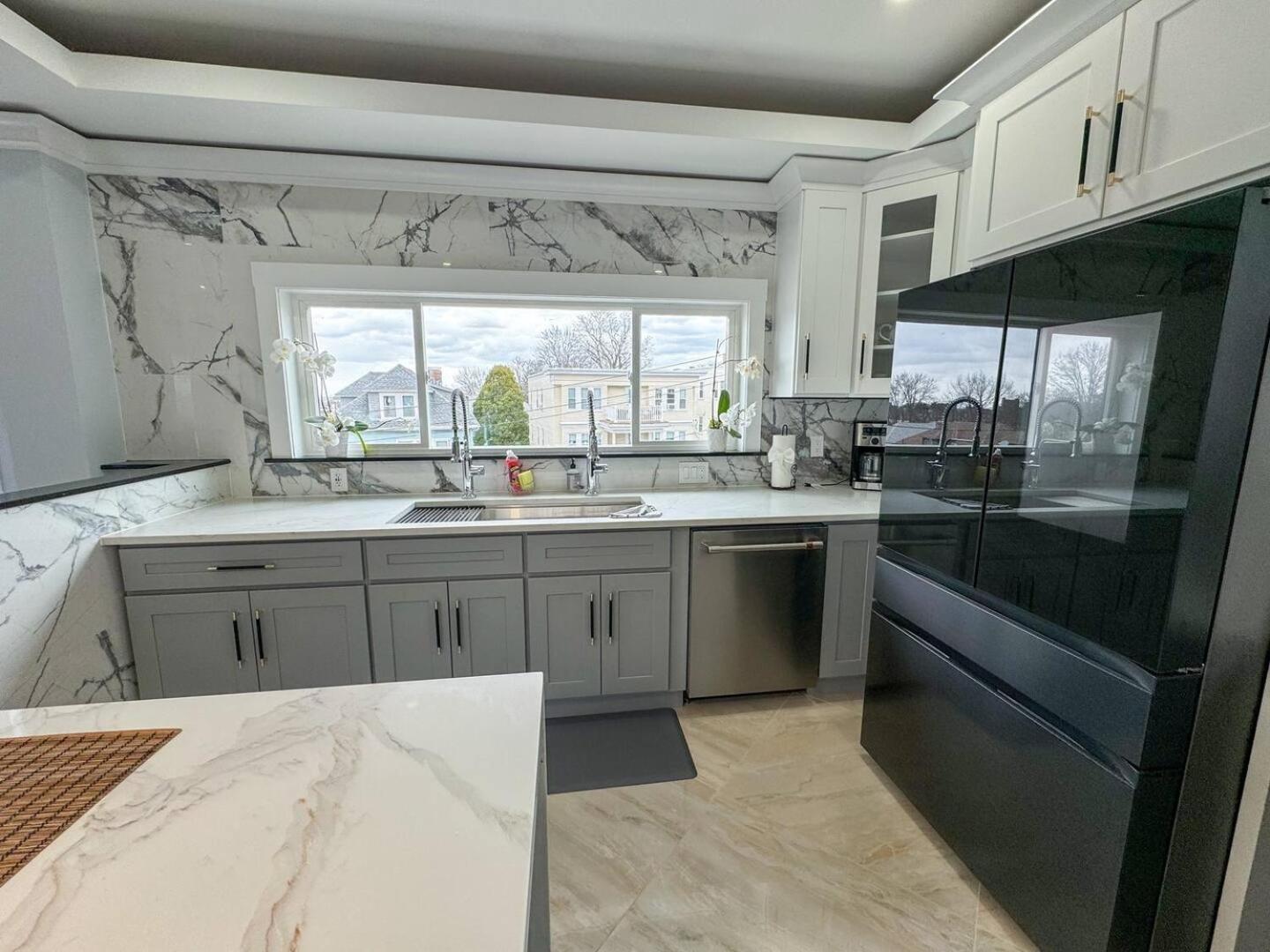 Apartment 3br Gem Skyline Views, Laundry & Air *