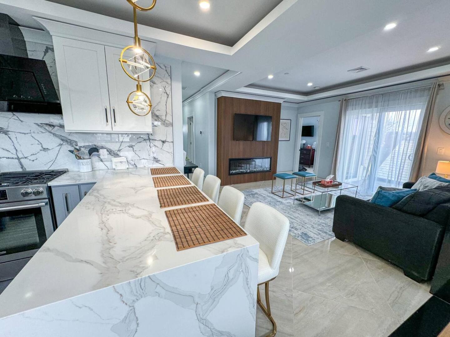 3br Gem Skyline Views, Laundry & Air Apartment