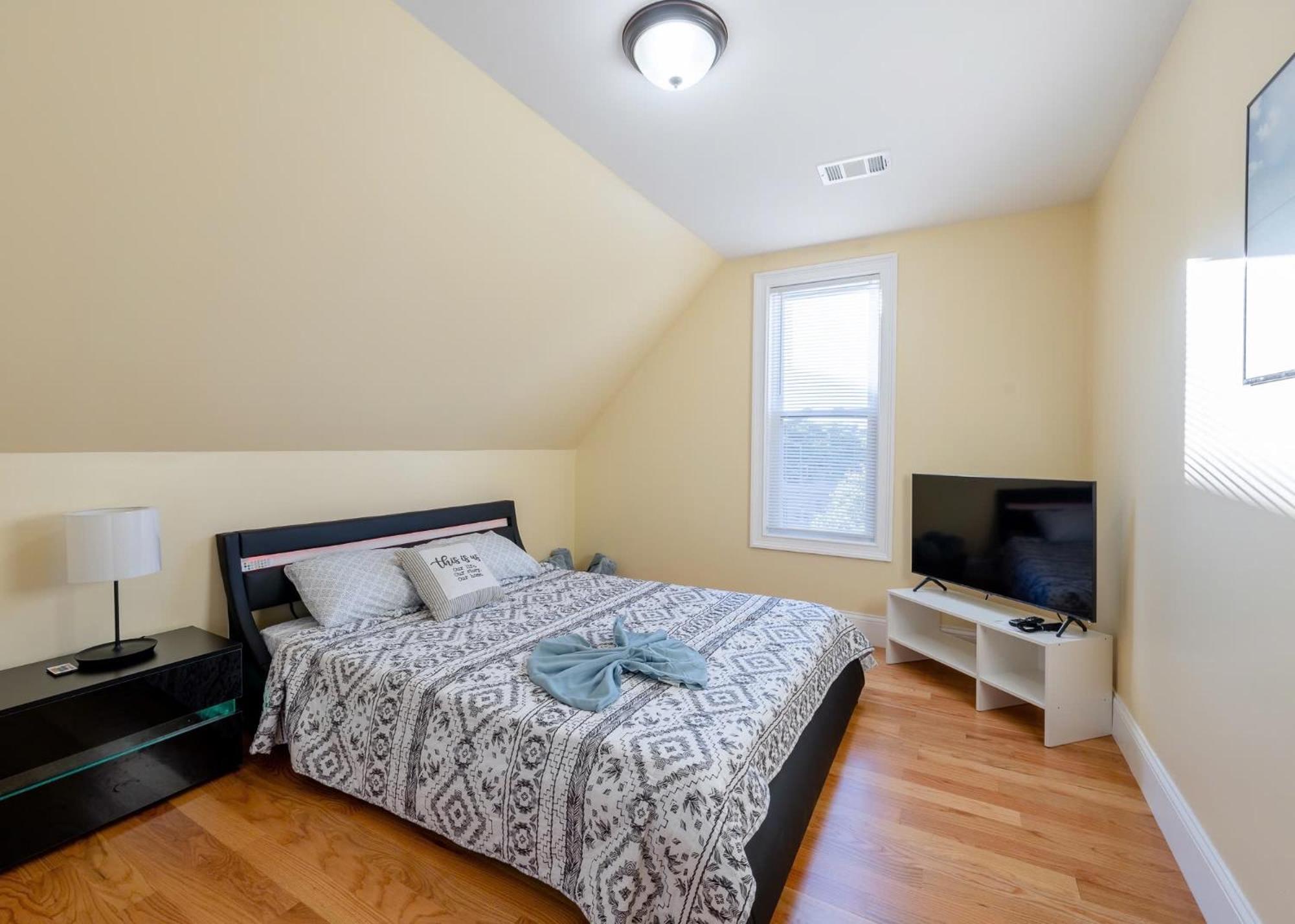 Apartment Comfortable 4Br Boston Home W Bathtub, Free Parking - Near Red Line & Zoo 2333 *