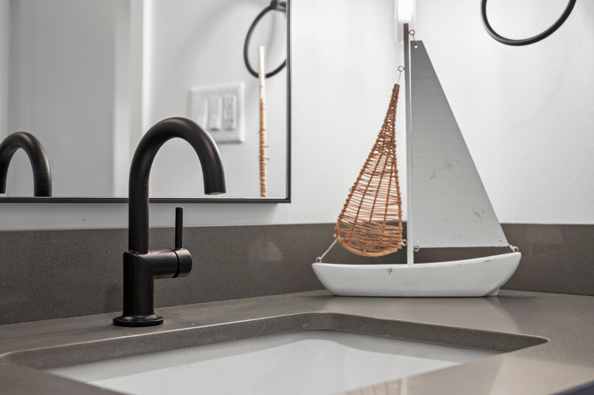 Luxury Furnished Near Logan Airport Apartment