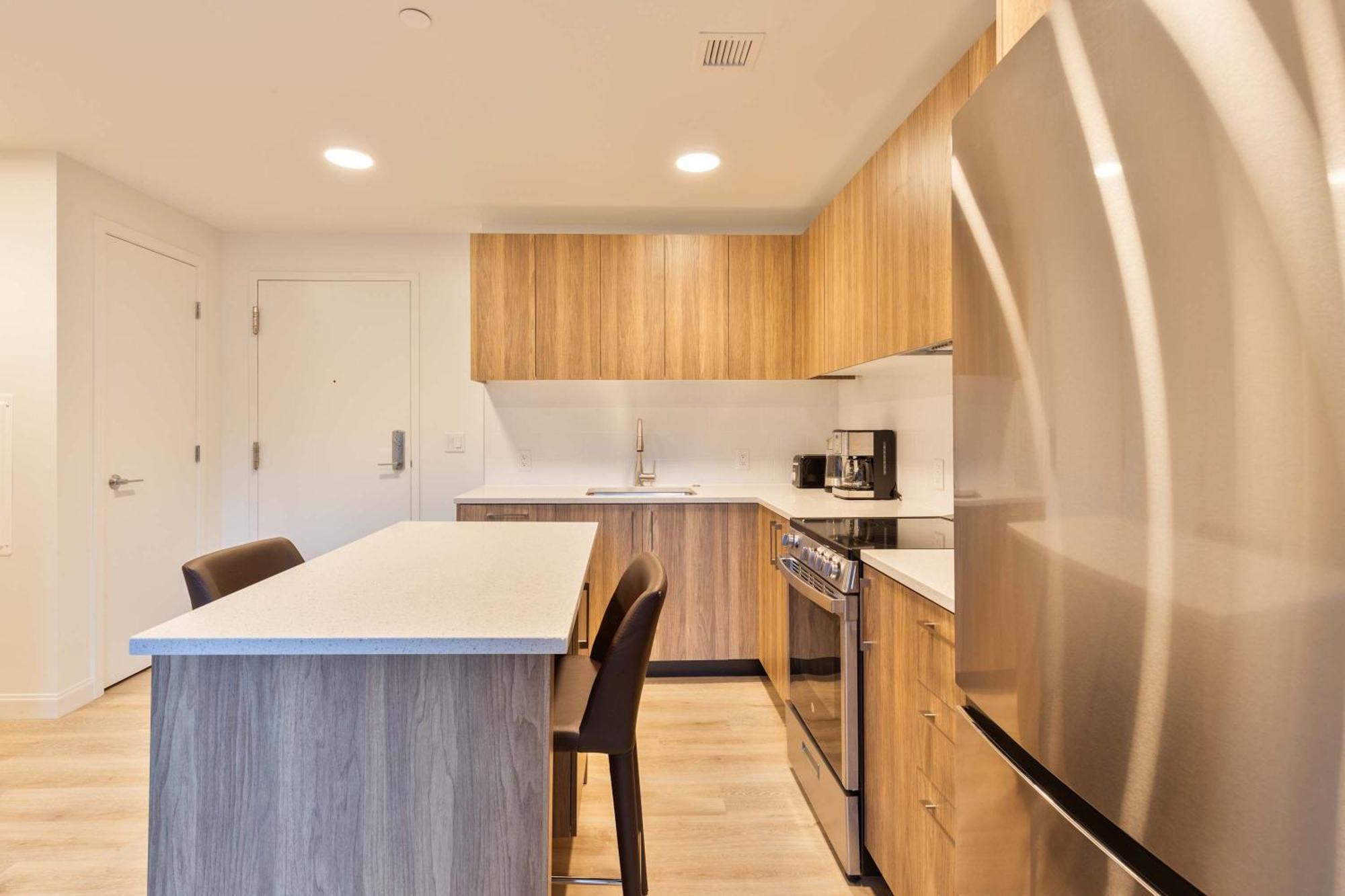 Private Modern With Kitchen - Idl-241 Boston