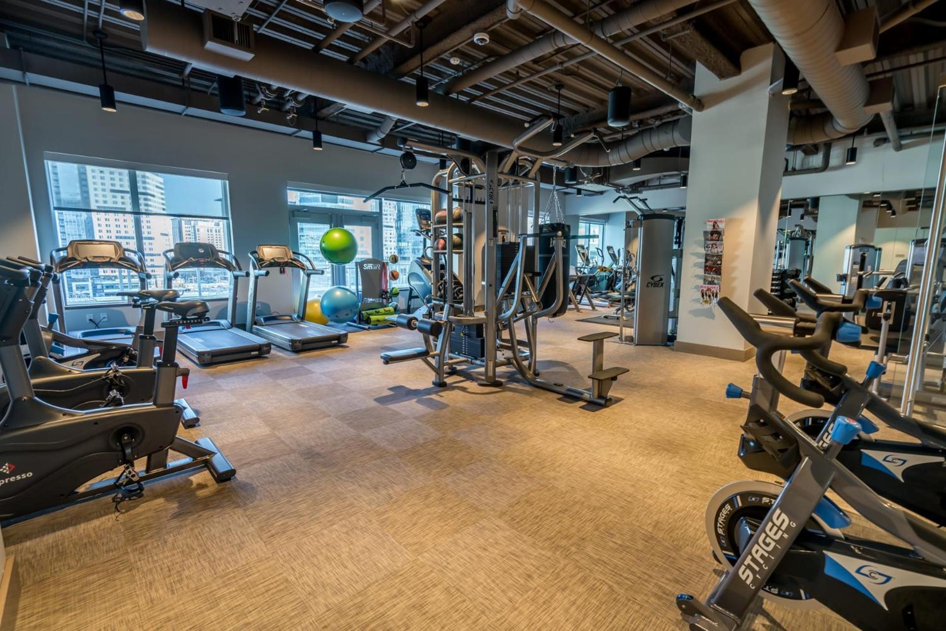 Bright Downtown With Gym - Via-519 Apartamento *