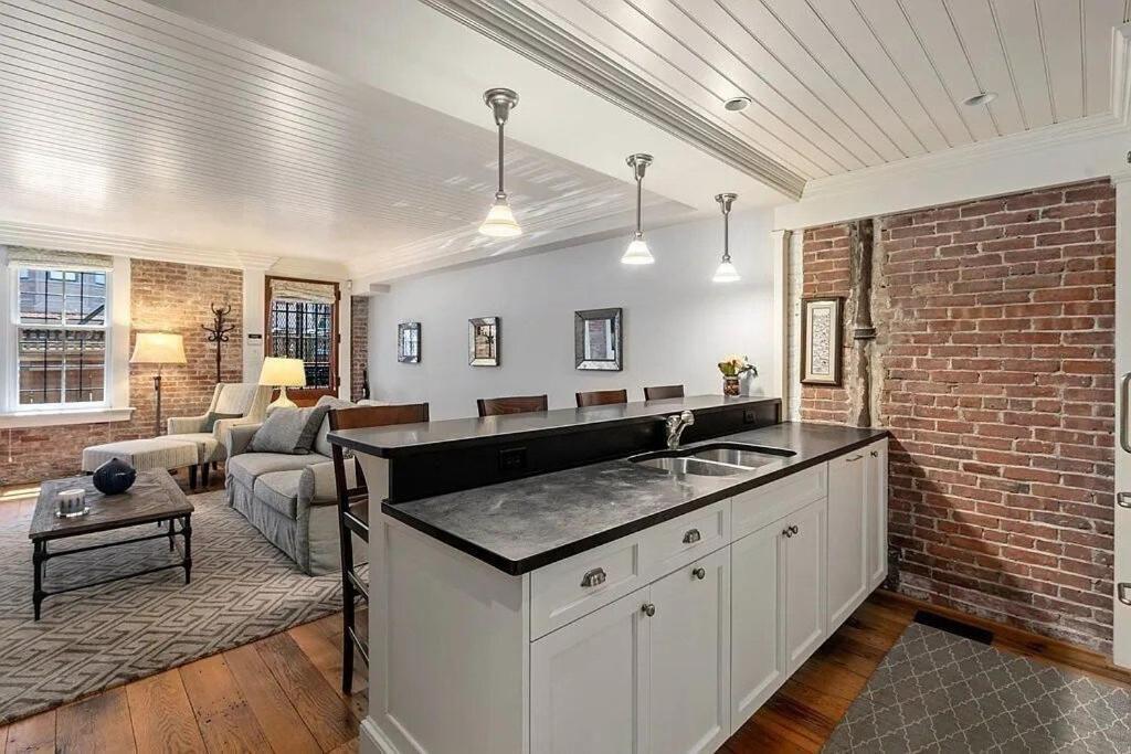 Back Bay Nantucket-style Pied-a-terre Off Newbury St *