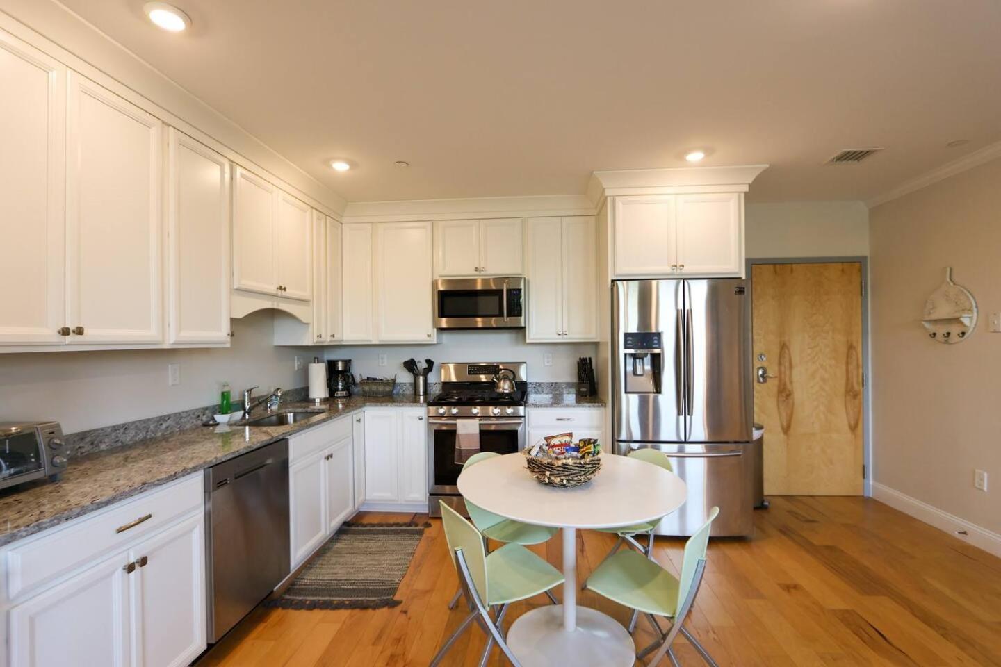 Appartement 2b, 2ba - Near Neubmc, Elevator Access