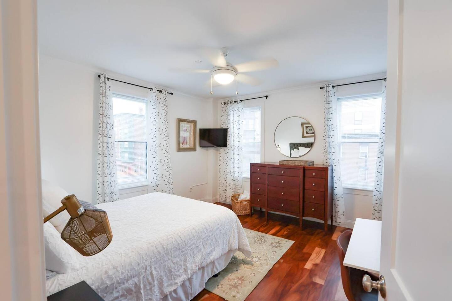 Modern 2-bed, 2-bath, Steps To Northeastern Apartamento Boston
