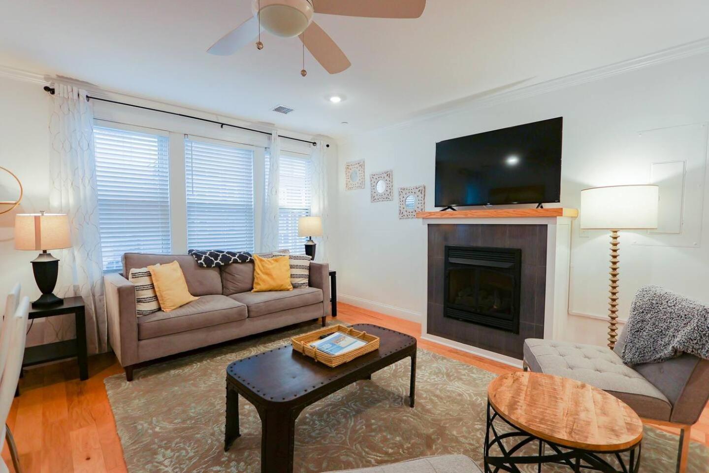 Apartamento Modern 2-bed, 2-bath, Steps To Northeastern Boston