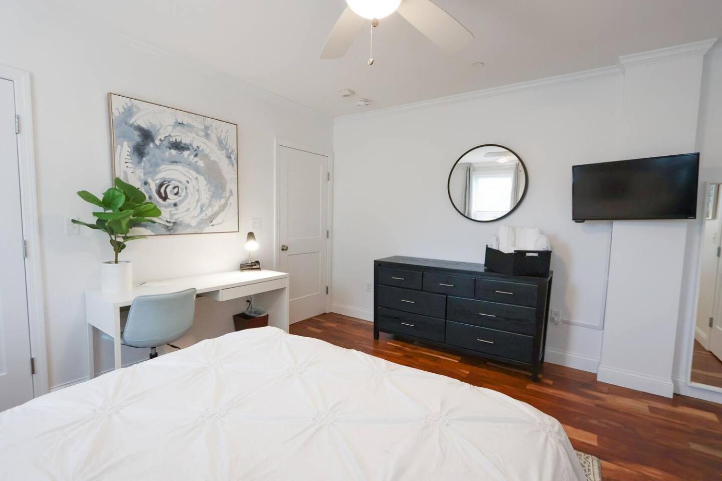 Modern 2-bed, 2-bath, Steps To Northeastern Apartamento *