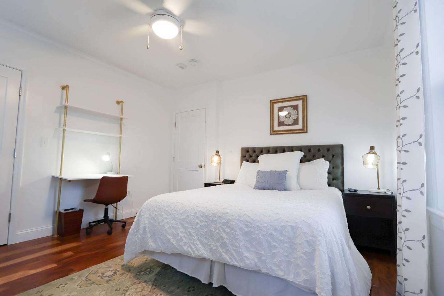 Apartamento Modern 2-bed, 2-bath, Steps To Northeastern Boston