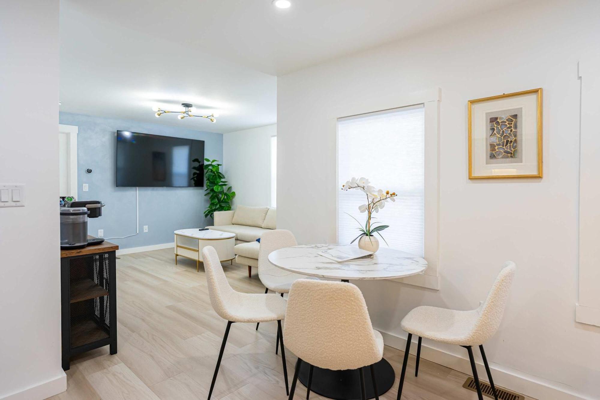 Modern East 2 Bed 2 Bath Apartamento *