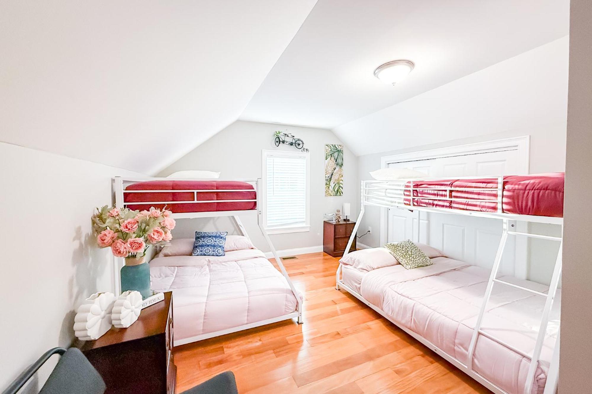 Apartment 40-newly Renovated, Stylish And Beautiful With 4br *