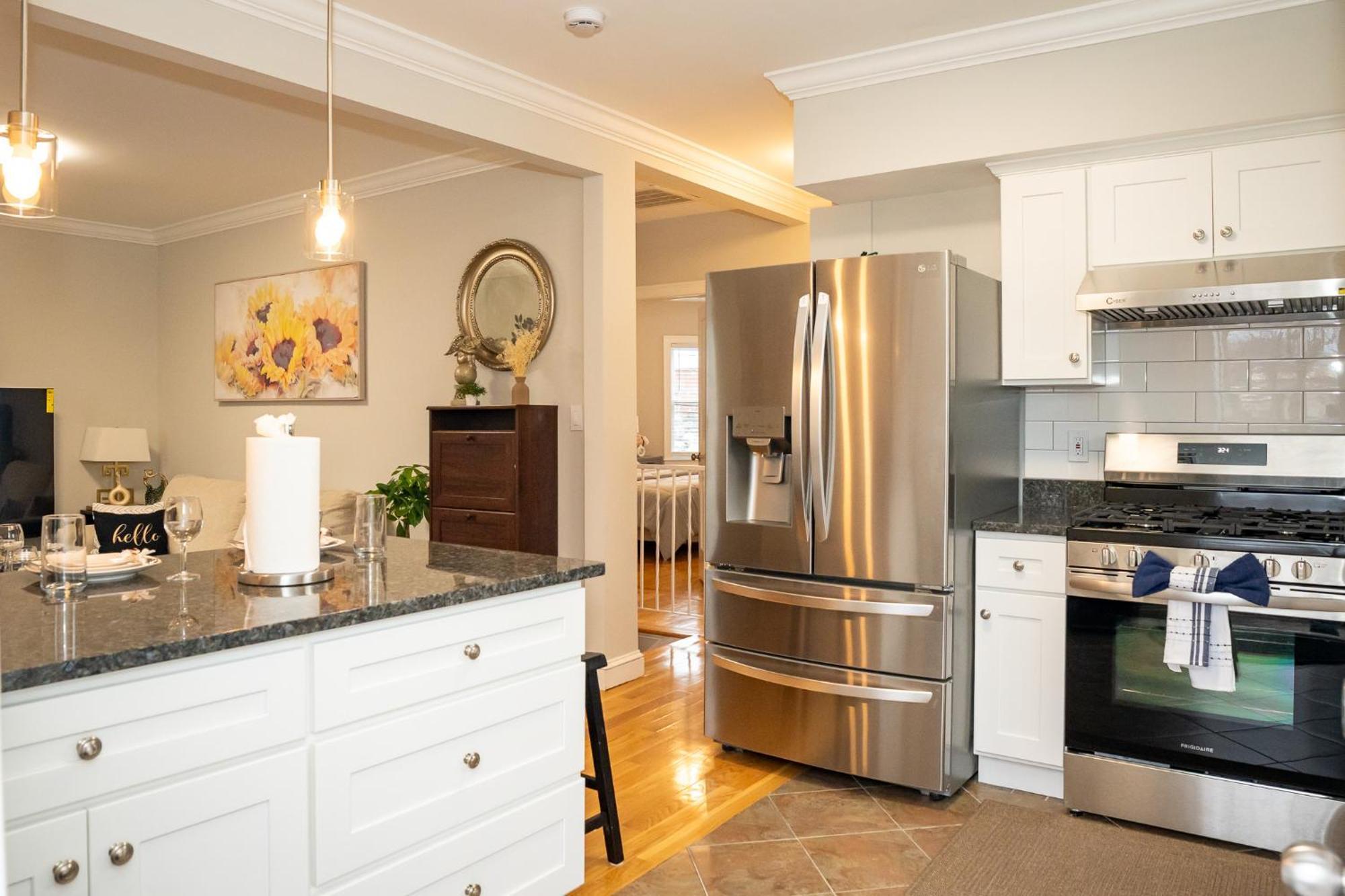 Apartment 40-newly Renovated, Stylish And Beautiful With 4br *