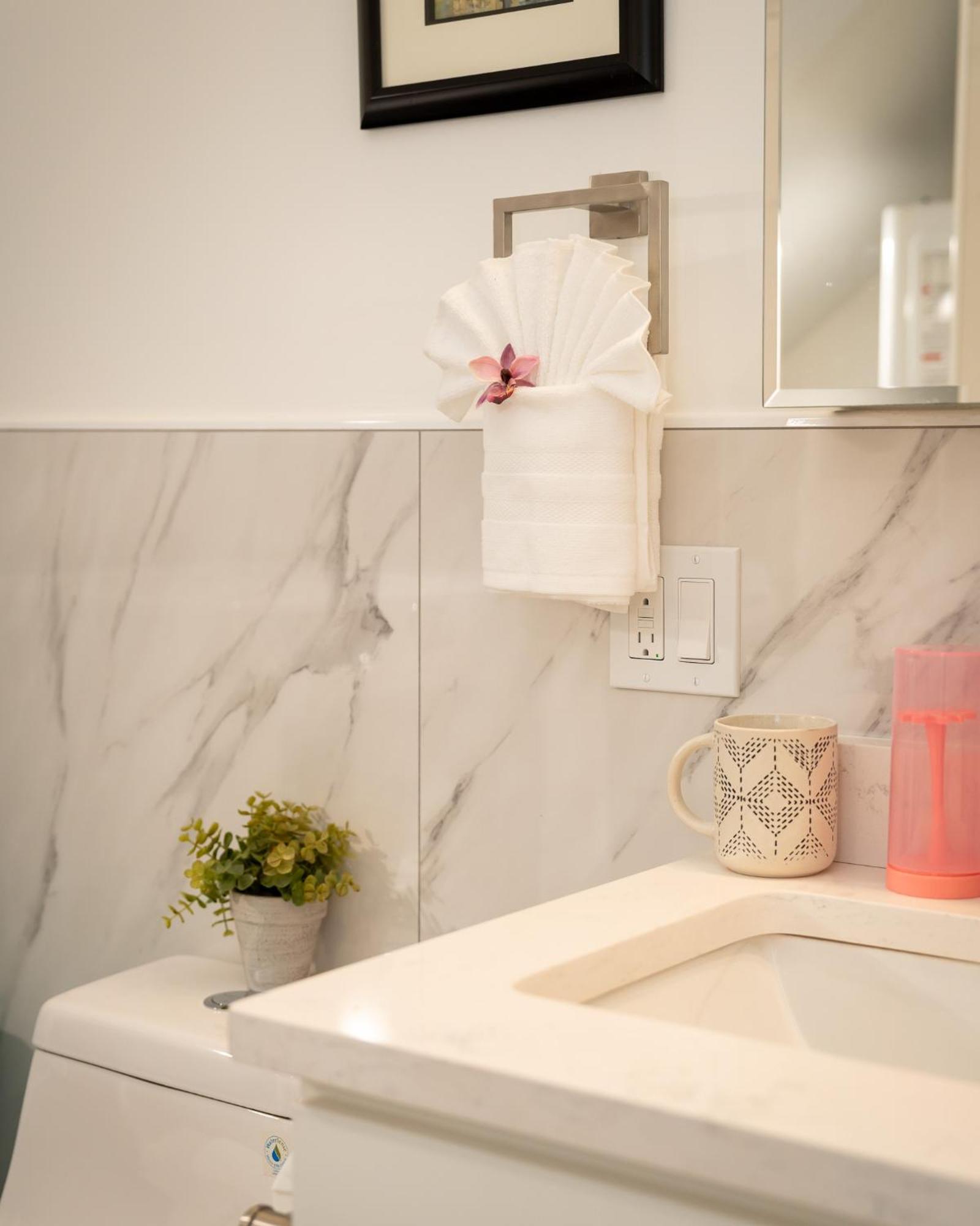 Apartment 40-newly Renovated, Stylish And Beautiful With 4br *