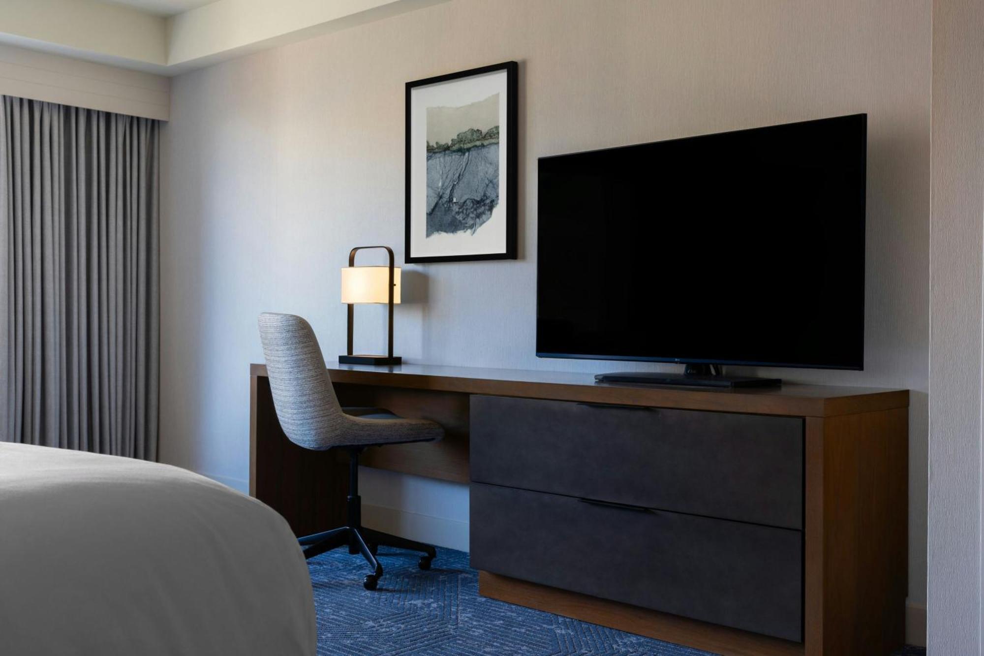 Renaissance Seaport District Hotel 4*
