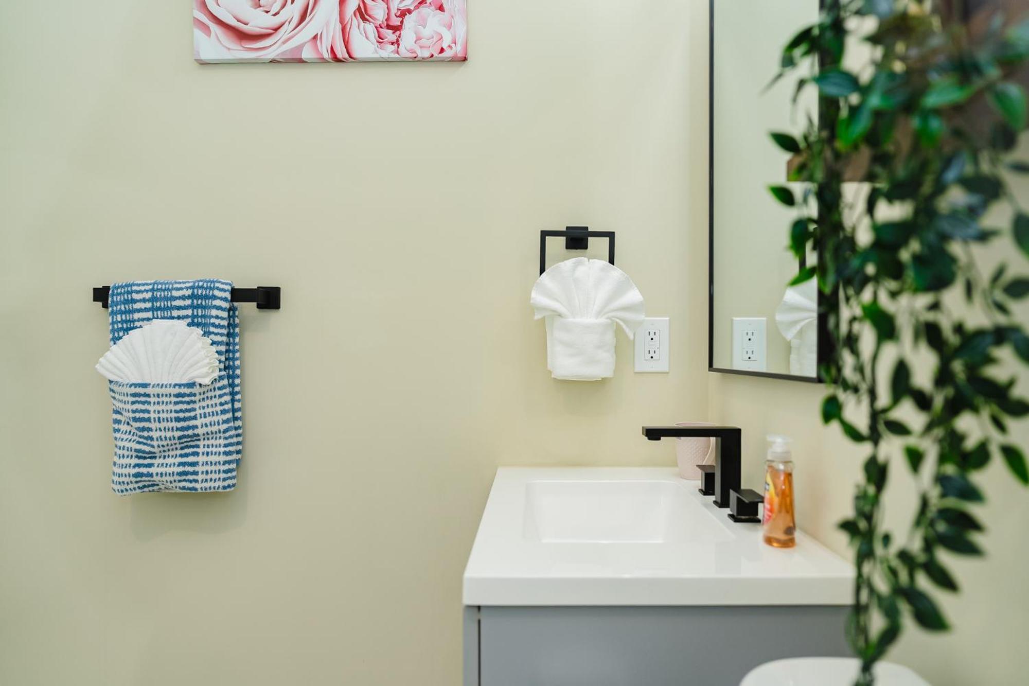 60-2 3br - Modern Near Franklin Park Apartment *