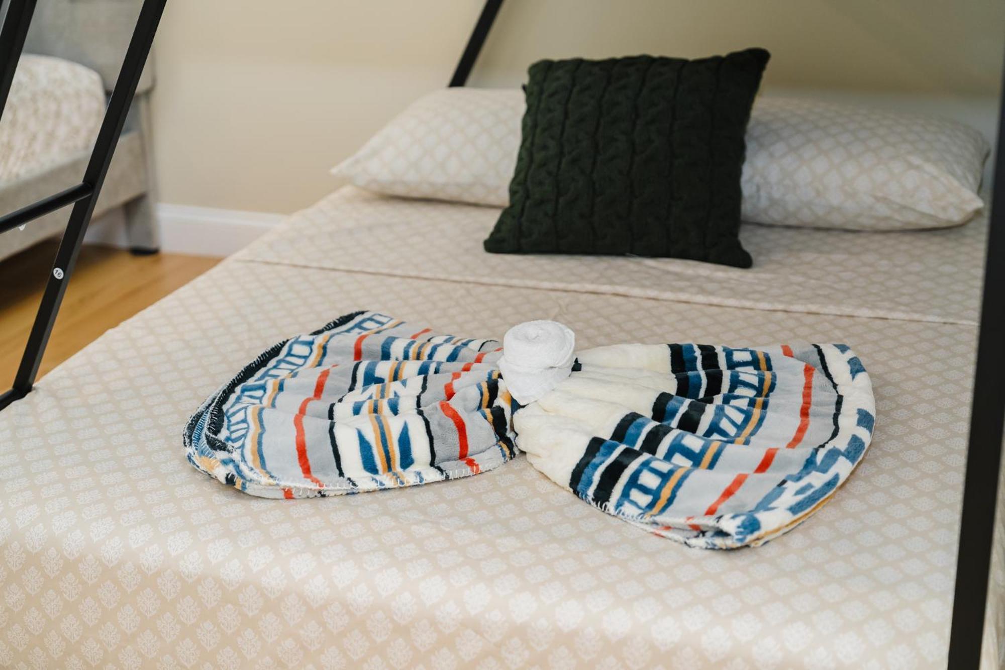 60-2 3br - Modern Near Franklin Park Apartment