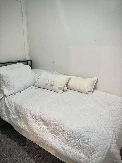 Quiet Two Bedroom In Convenient Location Apartment