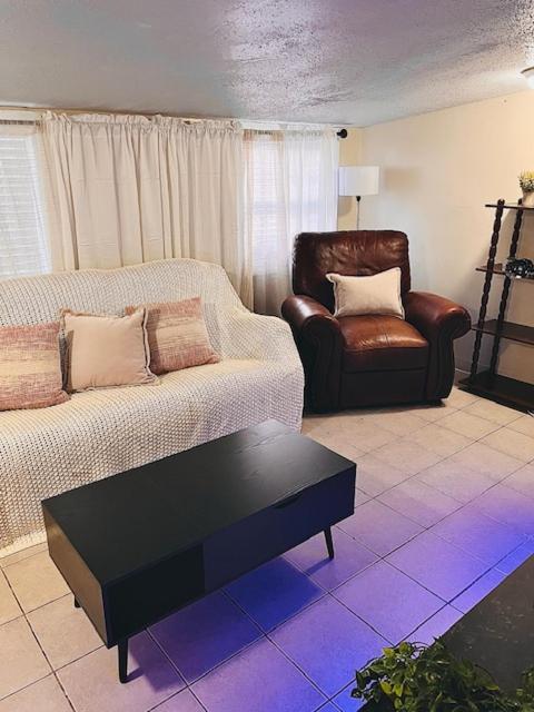 Quiet Two Bedroom In Convenient Location Apartment