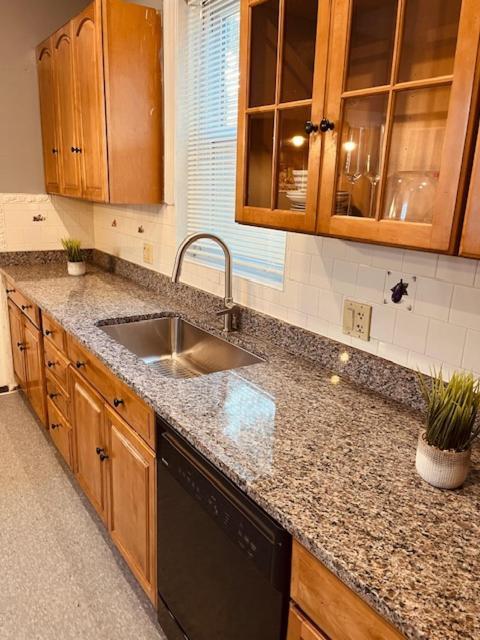 Quiet Two Bedroom In Convenient Location Apartment Boston