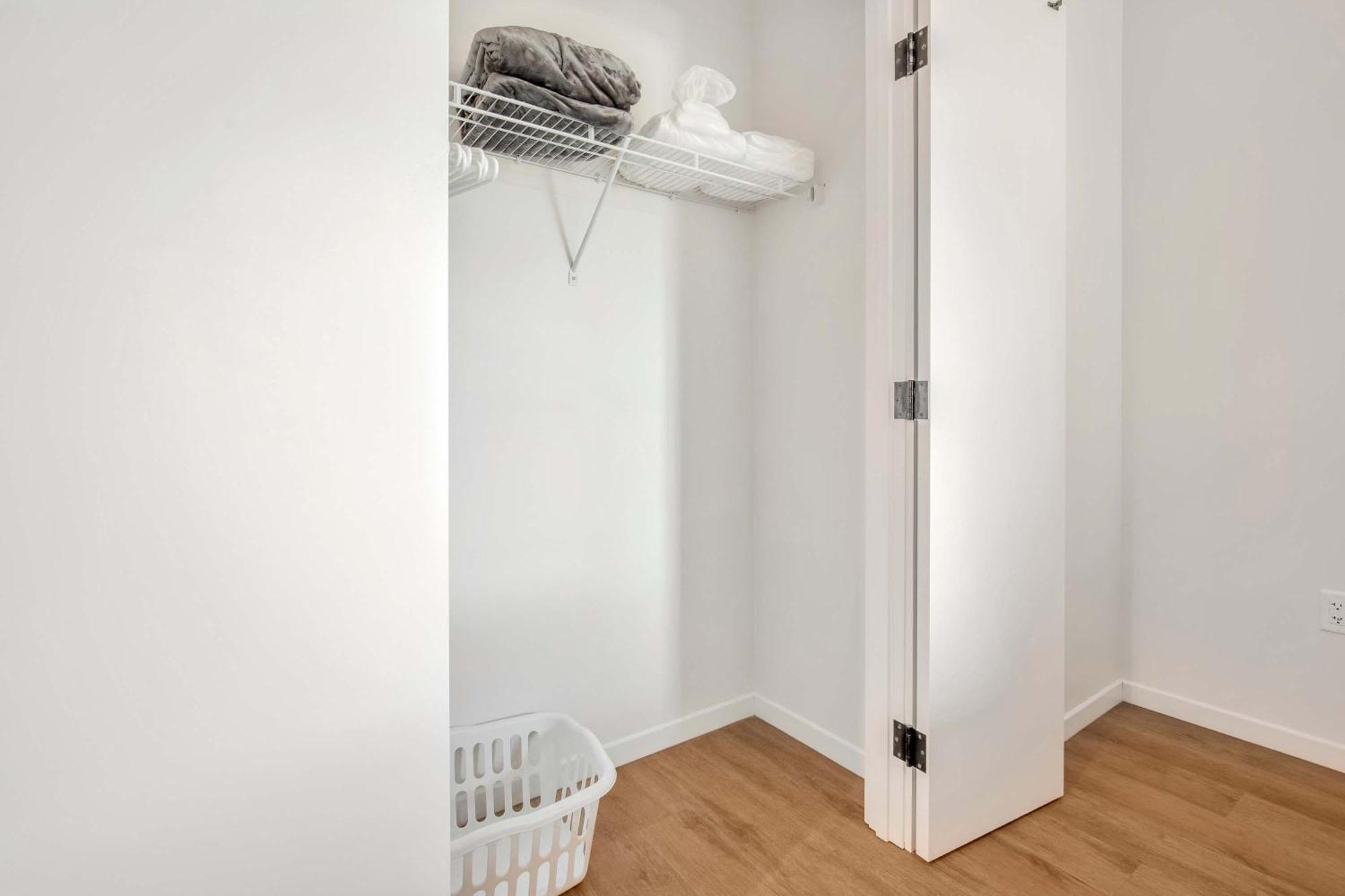 Spacious Full Kitchen In Seaport Apartment