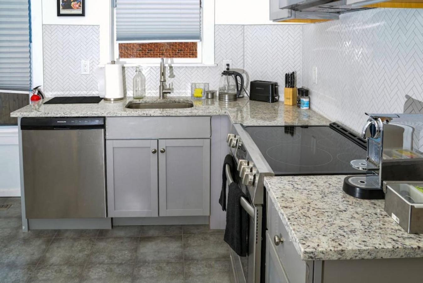 Historical Urban Oasis - 6 Bedroom 3 Bath Holiday home Boston