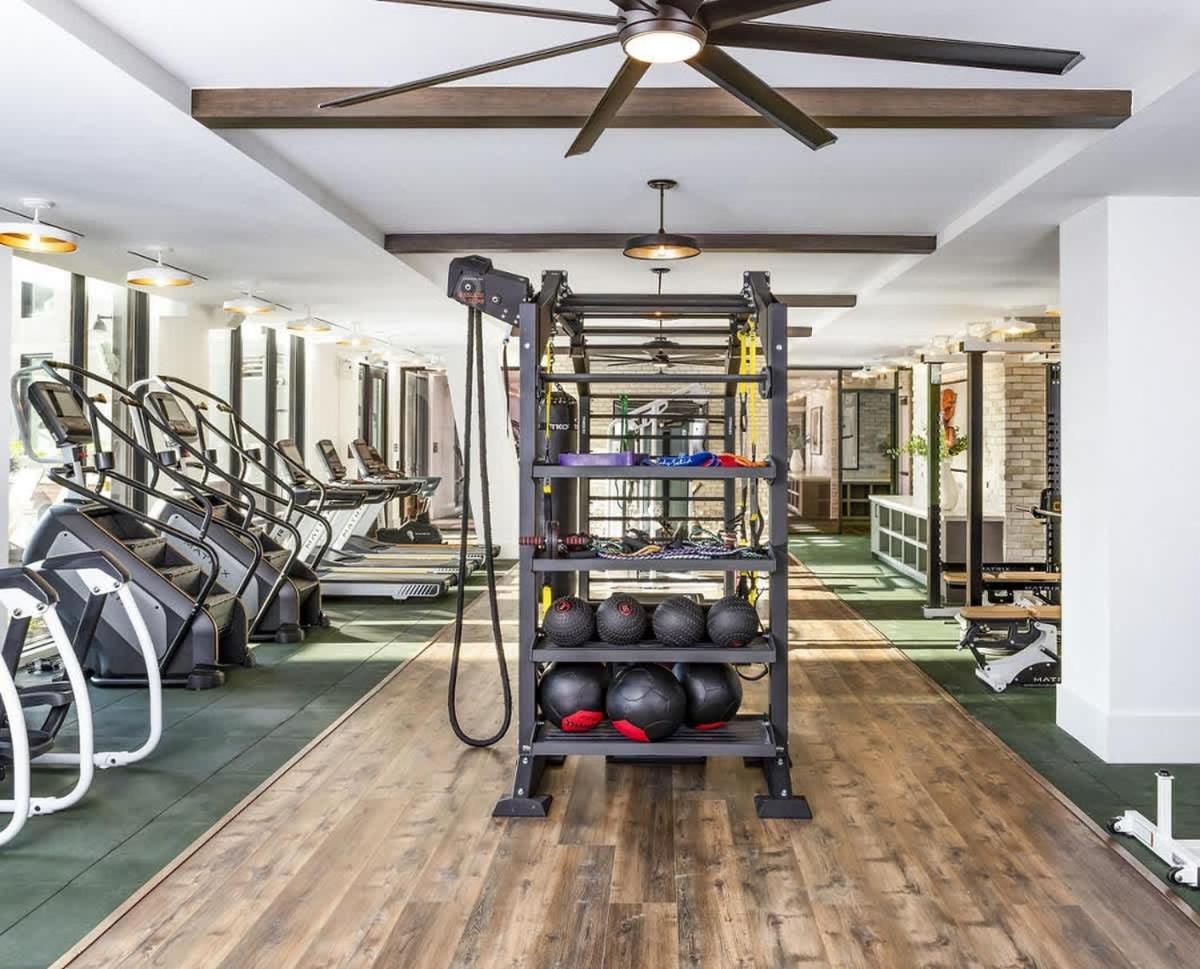 South End W Fireplace Gym & Pool Apartment *