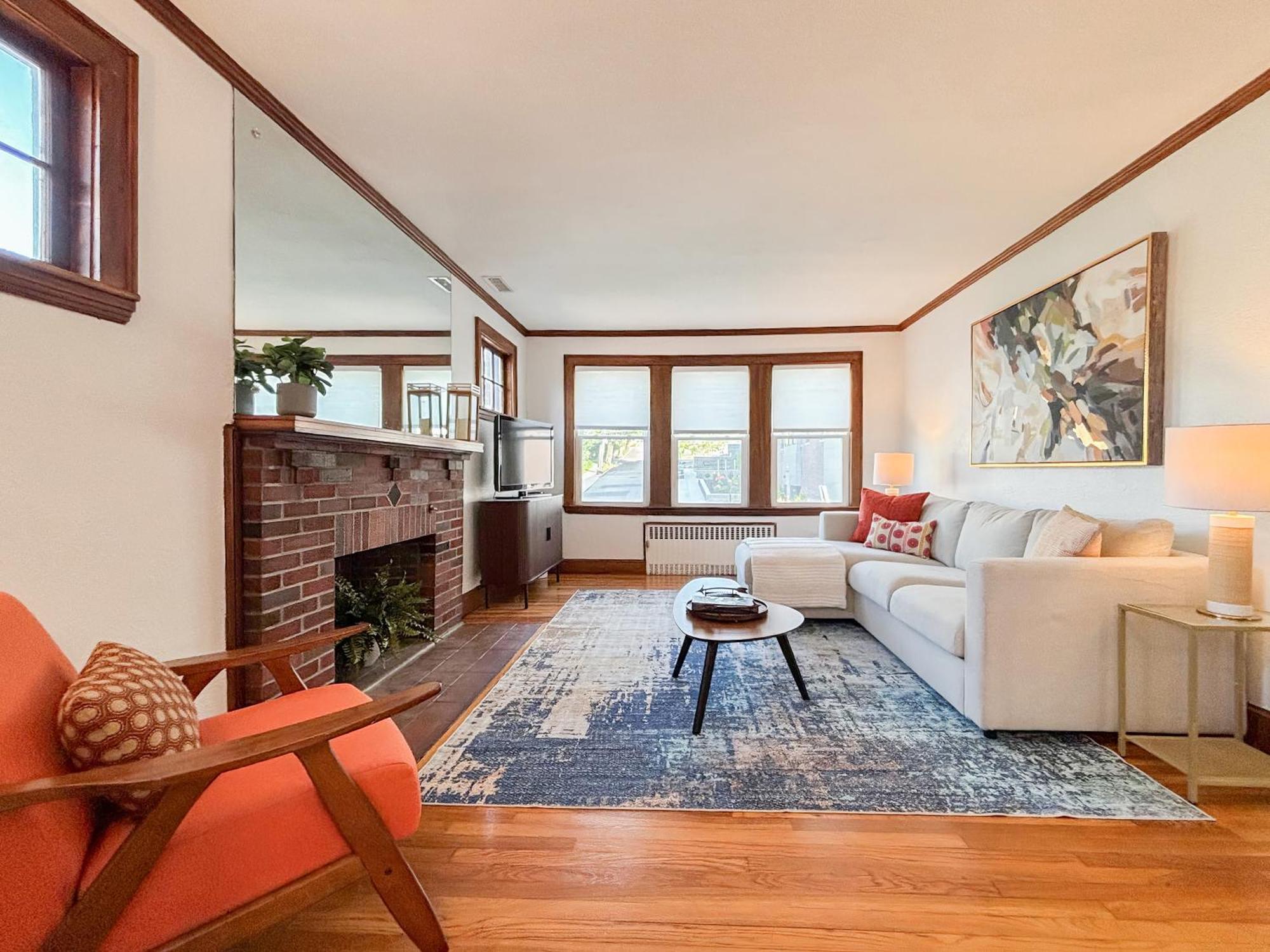 Spacious 3 Bed, In Unit Laundry, Air