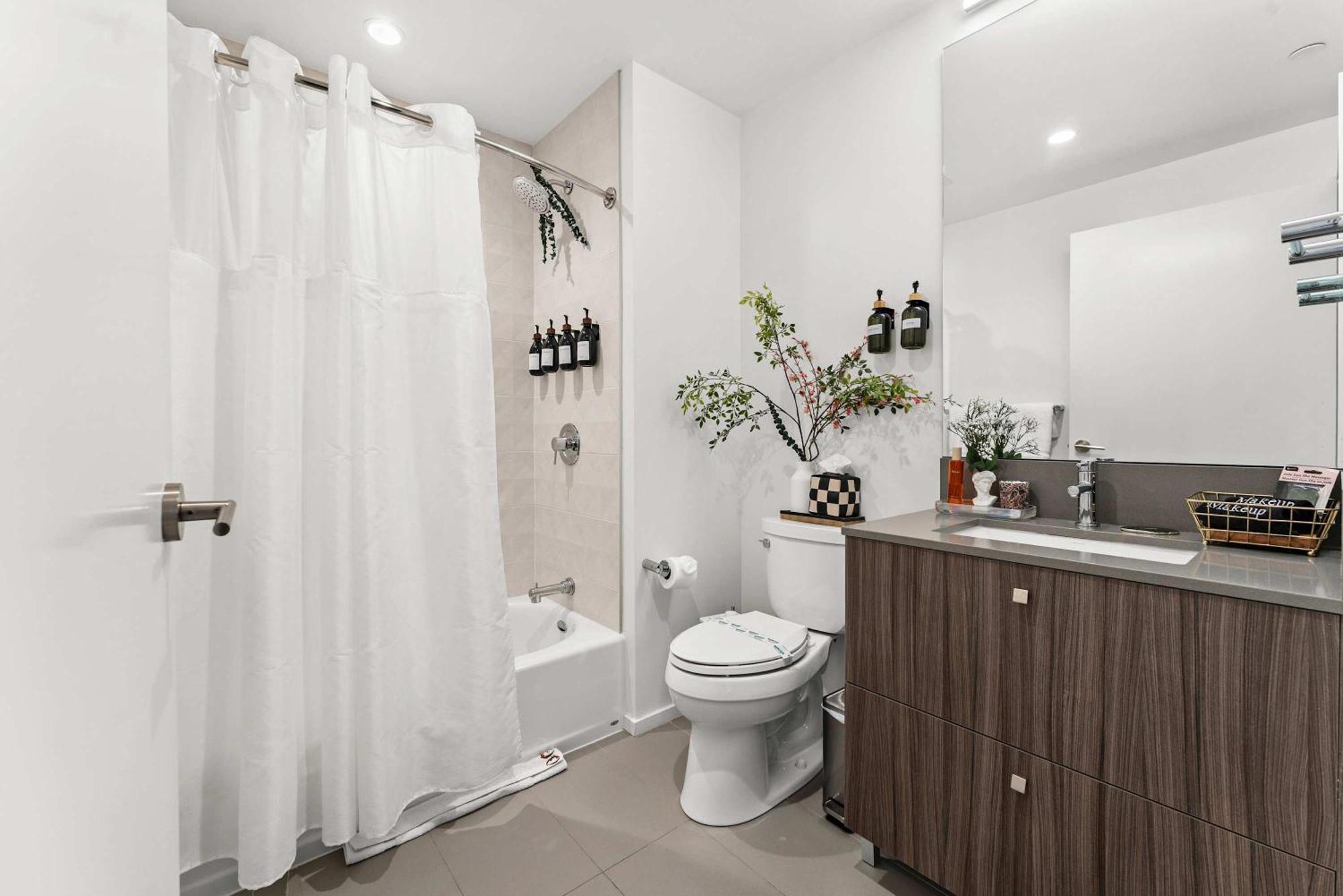 Luxe 2br Near Common With Pool Apartment