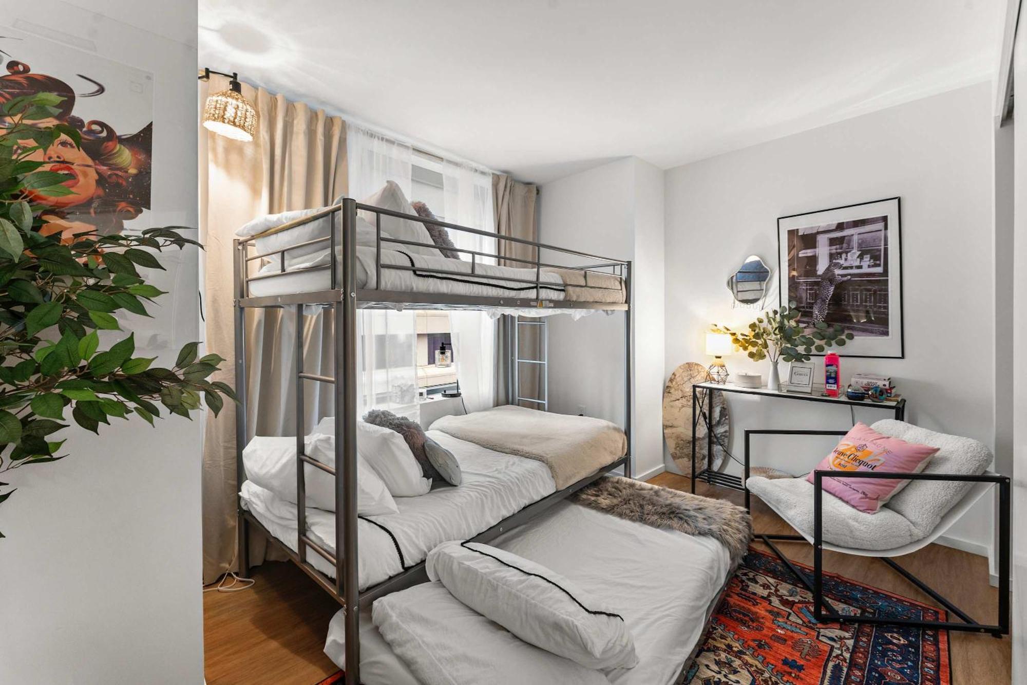 Apartment Luxe 2br Near Common With Pool