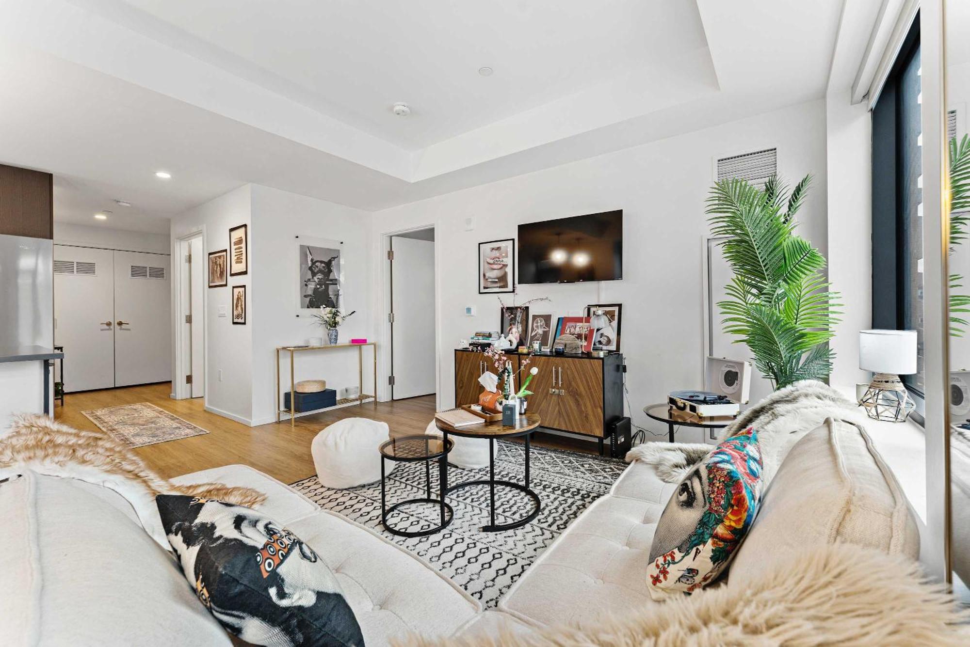 Apartment Luxe 2br Near Common With Pool