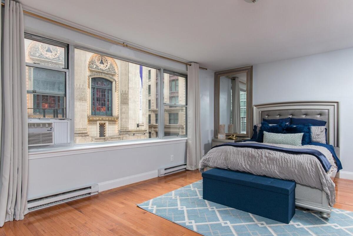 Apartment Downtown Location Famous Nightlife Chinatown With Bed Full Of Promises!