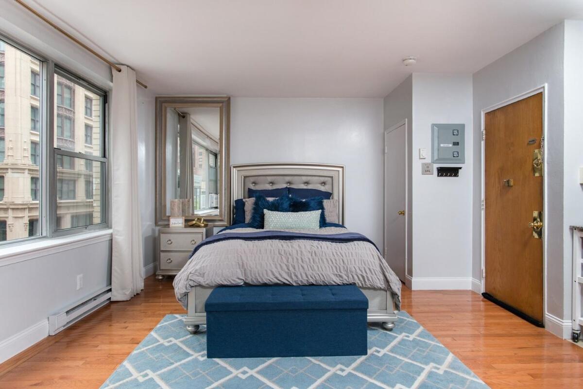 Apartment Downtown Location Famous Nightlife Chinatown With Bed Full Of Promises!